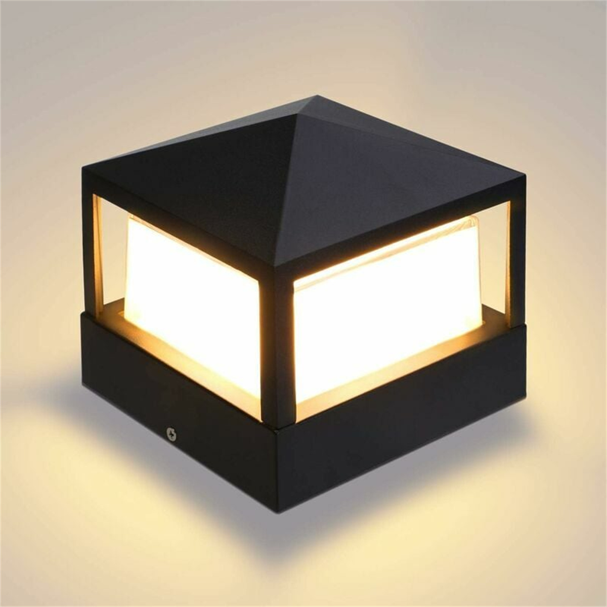 Schwarze Außenleuchte. Quadratische Form mit weißem Innenlicht. Weißer Hintergrund.