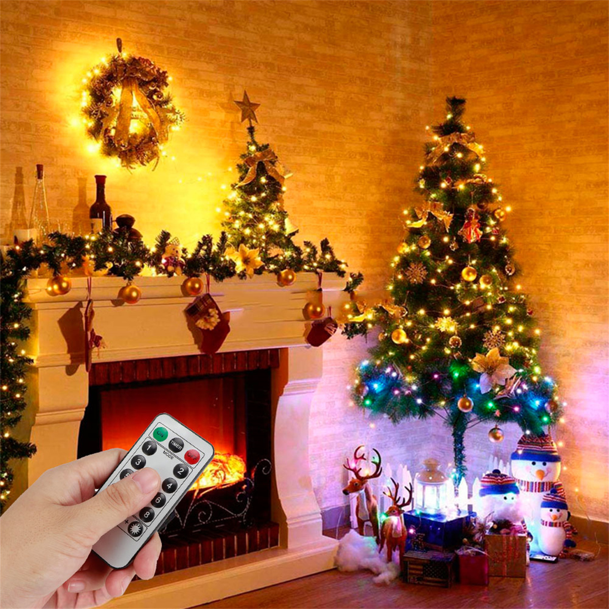 Weihnachtsszene mit geschmückten Bäumen, Kamin und Fernbedienung.