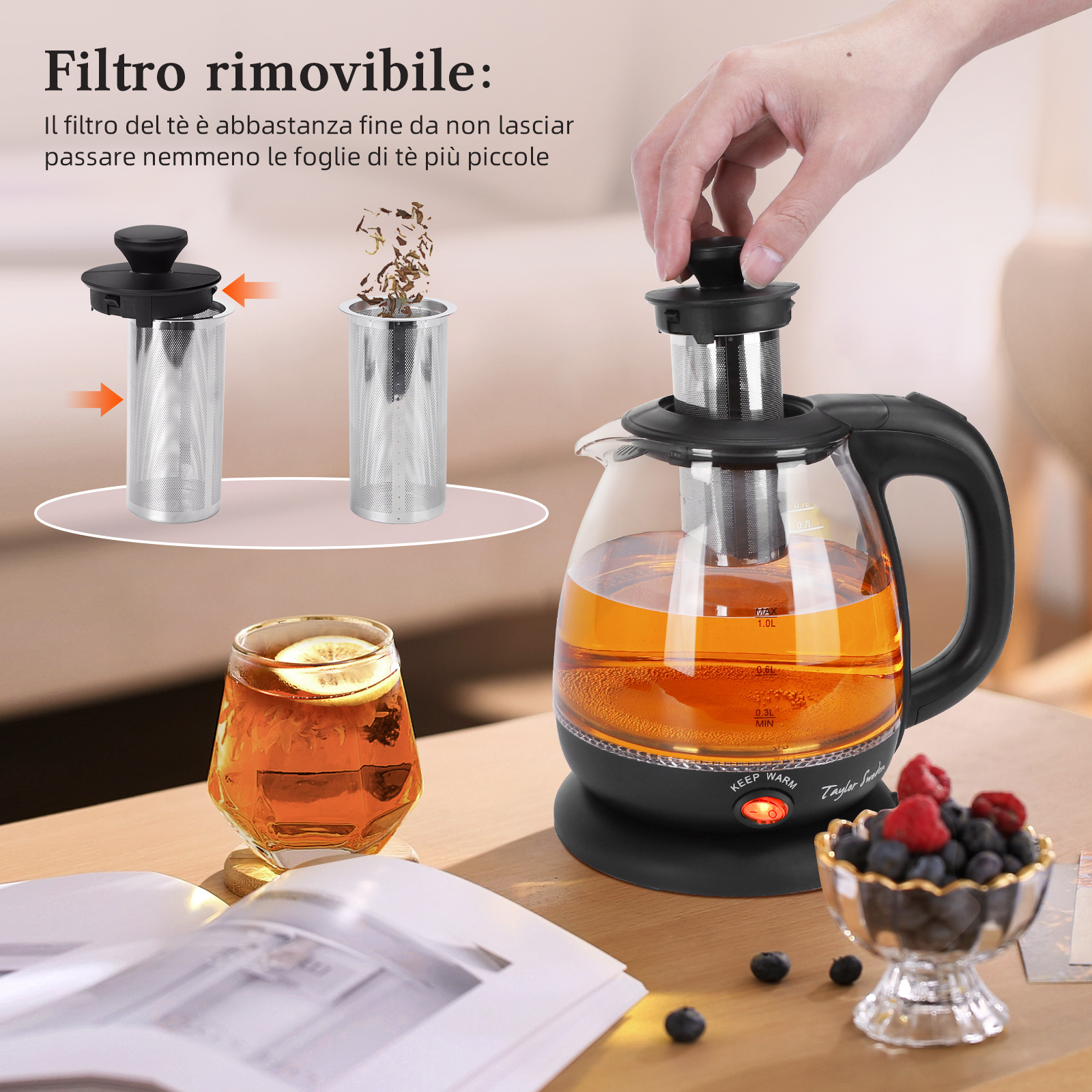 Eine Glaskanne mit herausnehmbarem Filter und eine Tasse mit Tee und Zitrone. Beeren in einer Schüssel.