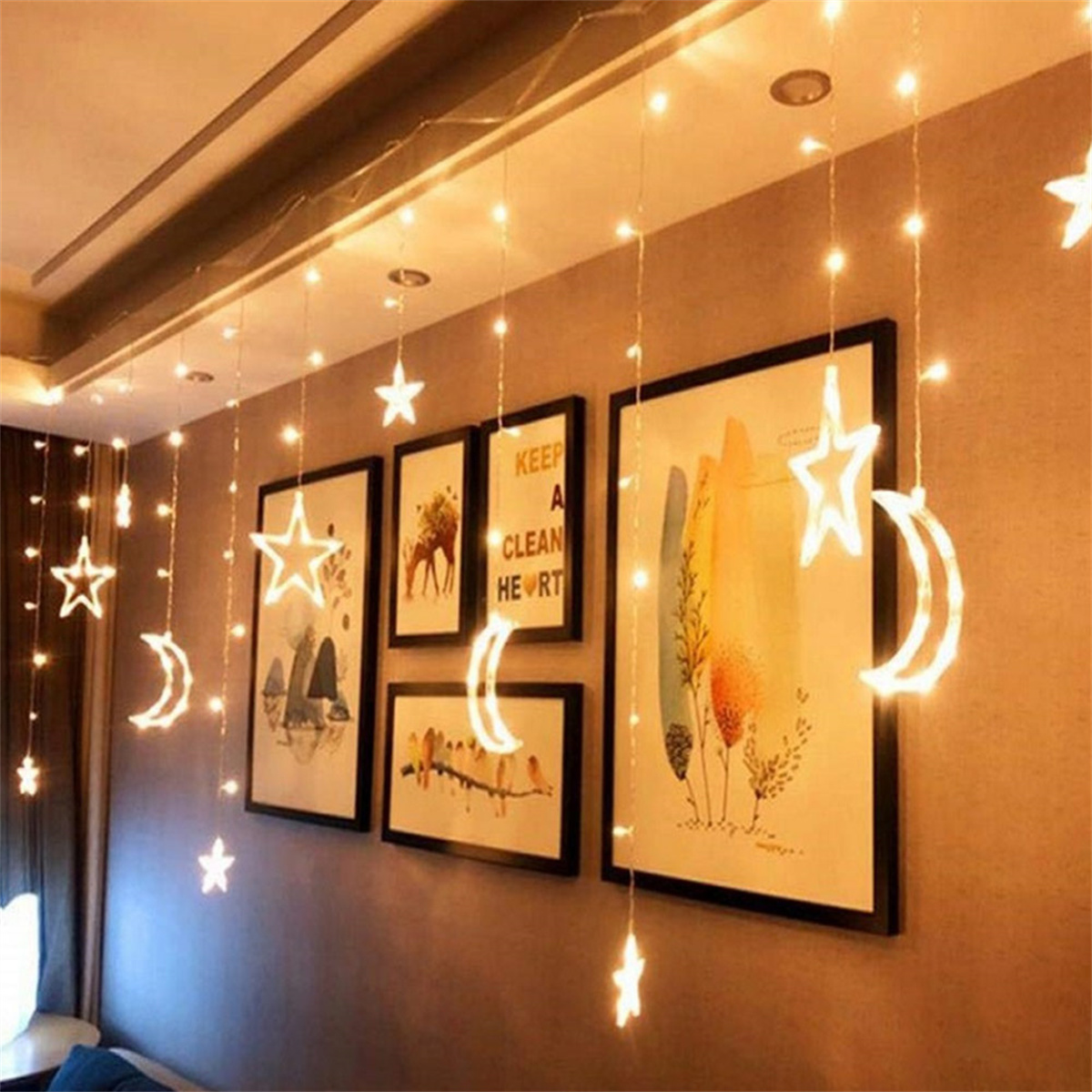 Lichterketten mit Sternen und Monden. Bilder an der Wand. Beige Wand und Decke.