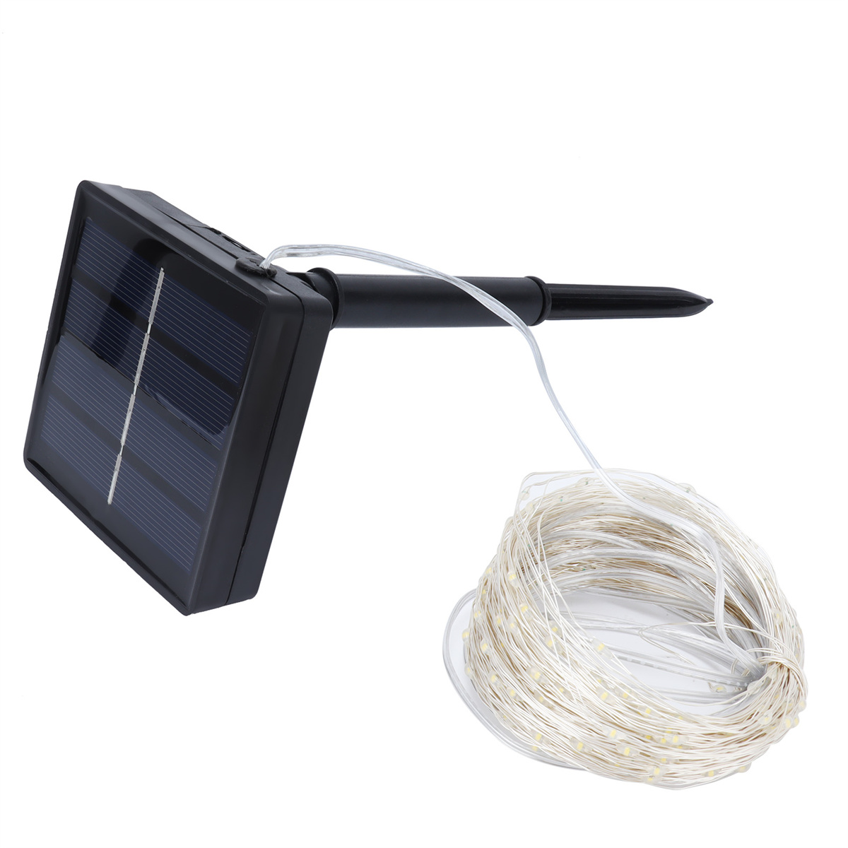 Solarpanel mit einer Lichterkette, mit einem schwarzen Pfahl, auf einer weißen Oberfläche.