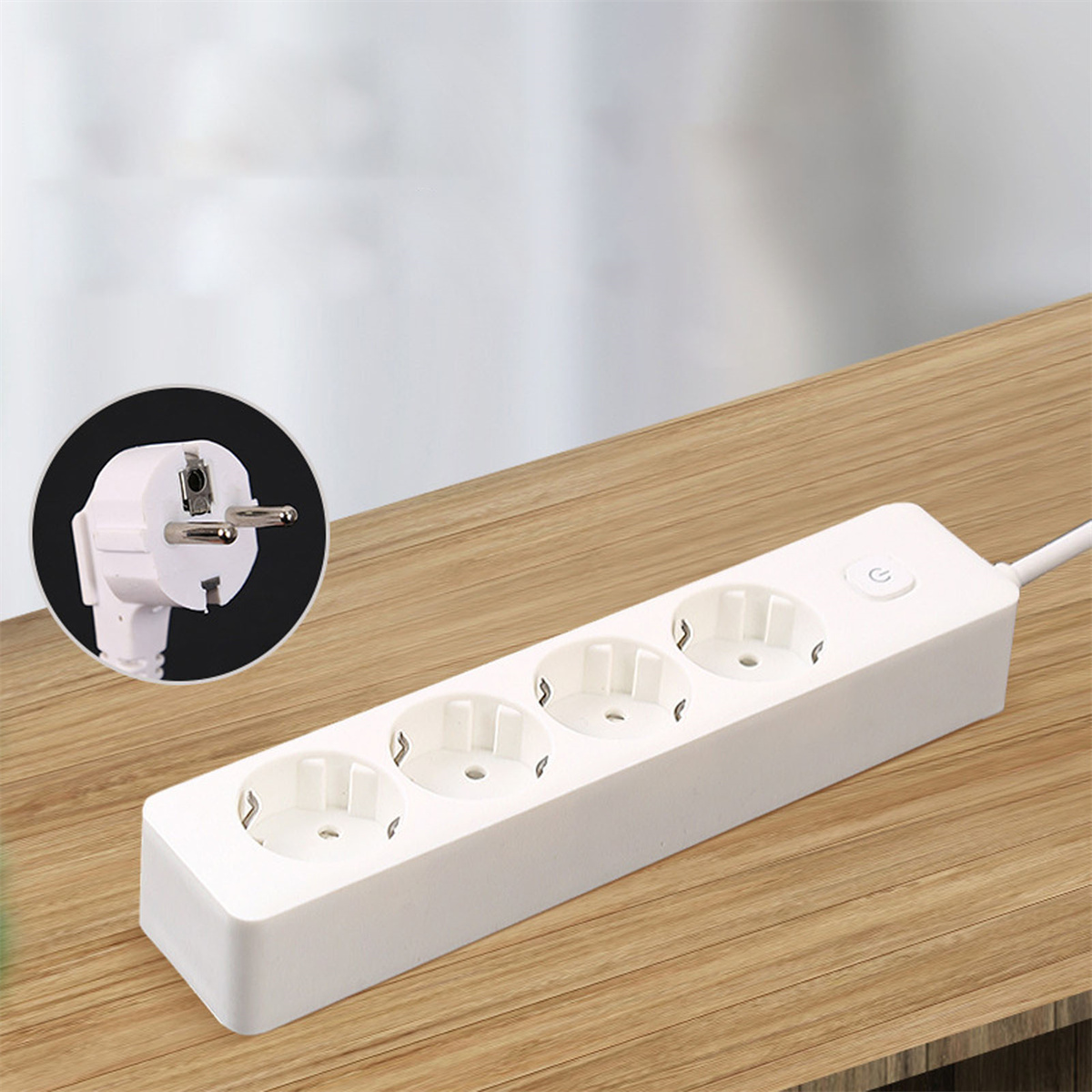 Weiße Steckdosenleiste mit vier Steckdosen und einem Stecker.