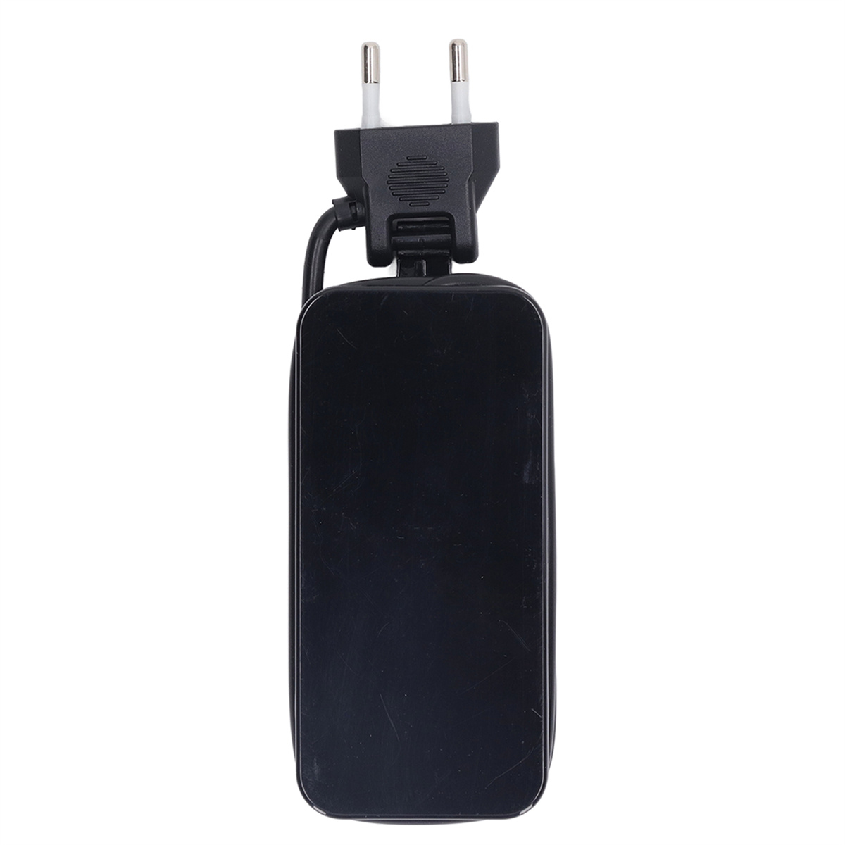 Ein schwarzes Ladegerät mit einem zweipoligen Stecker. Das Ladegerät hat einen rechteckigen Körper.