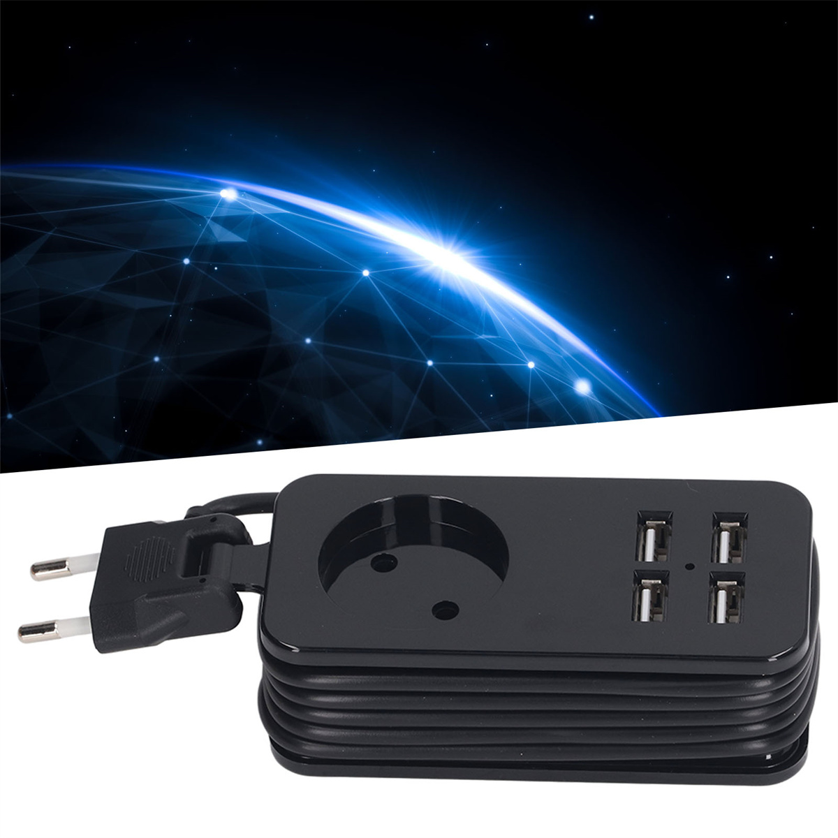 Eine schwarze Steckdosenleiste mit Stecker, Steckdose und USB-Anschlüssen, mit blauem Hintergrund.