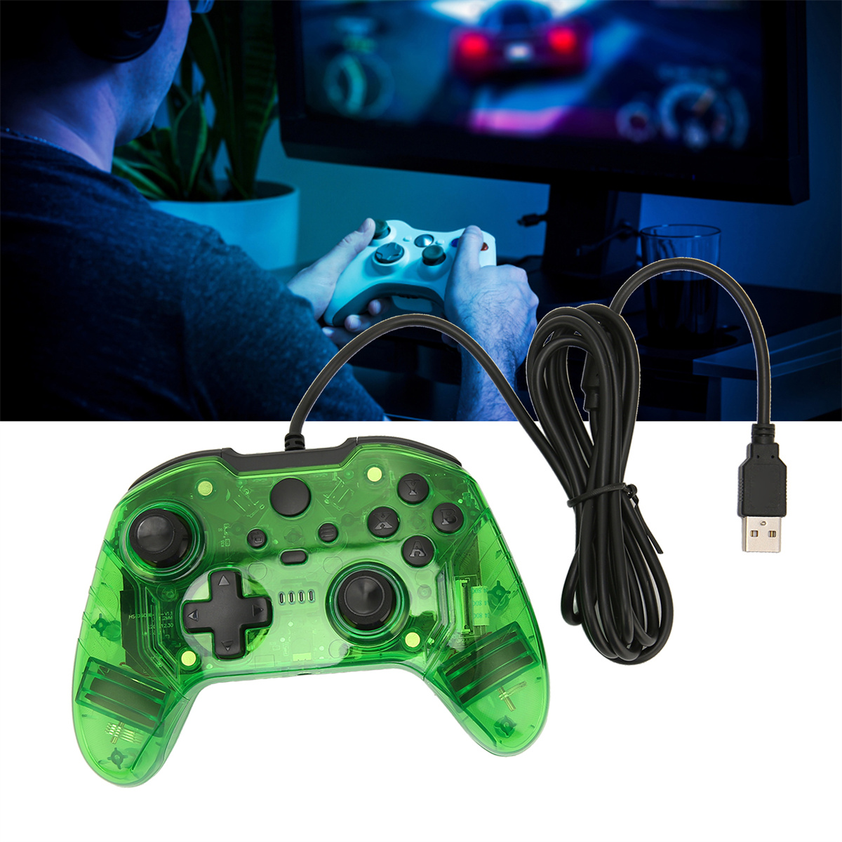 Transparenter grüner Gamecontroller mit schwarzen Knöpfen und USB-Kabel. Eine Person spielt.