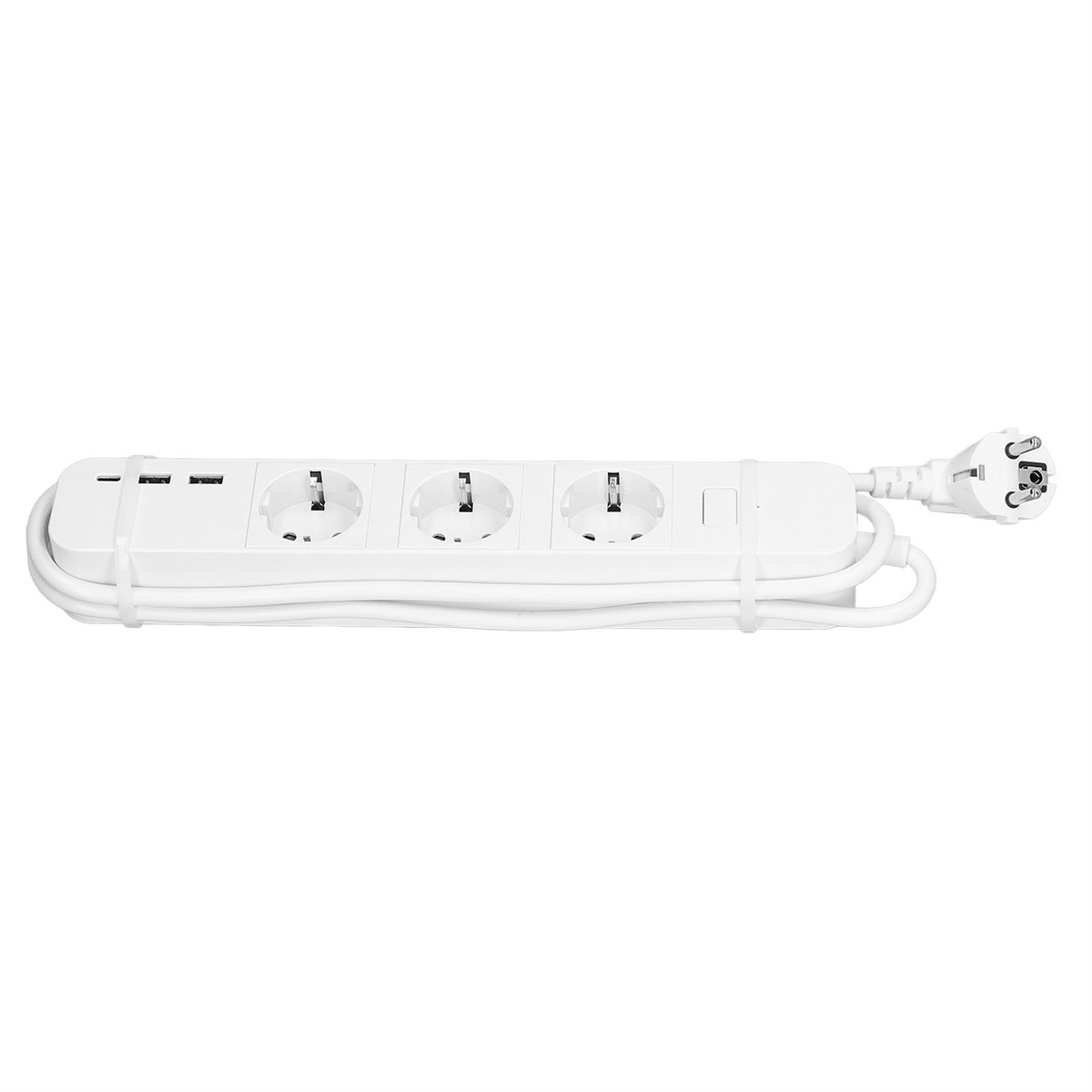 Weißes Verlängerungskabel mit Steckdosen und Stecker, gewickeltes Kabel auf weißem Hintergrund.