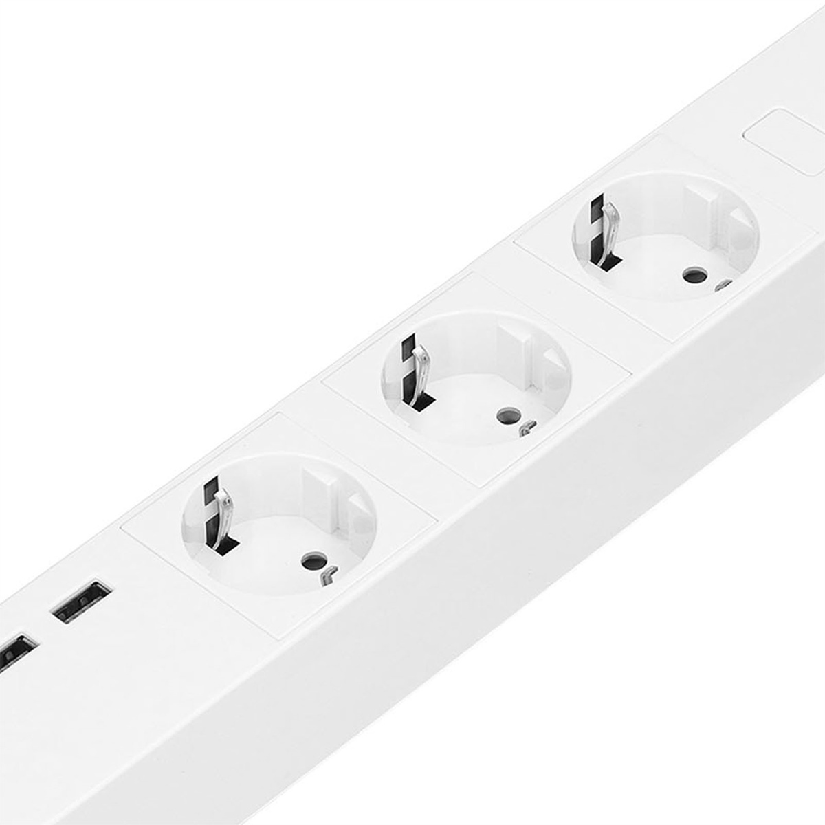 Weißer Steckerleiste mit drei Steckdosen und USB-Anschlüssen. Die Steckdosen sind vertieft.
