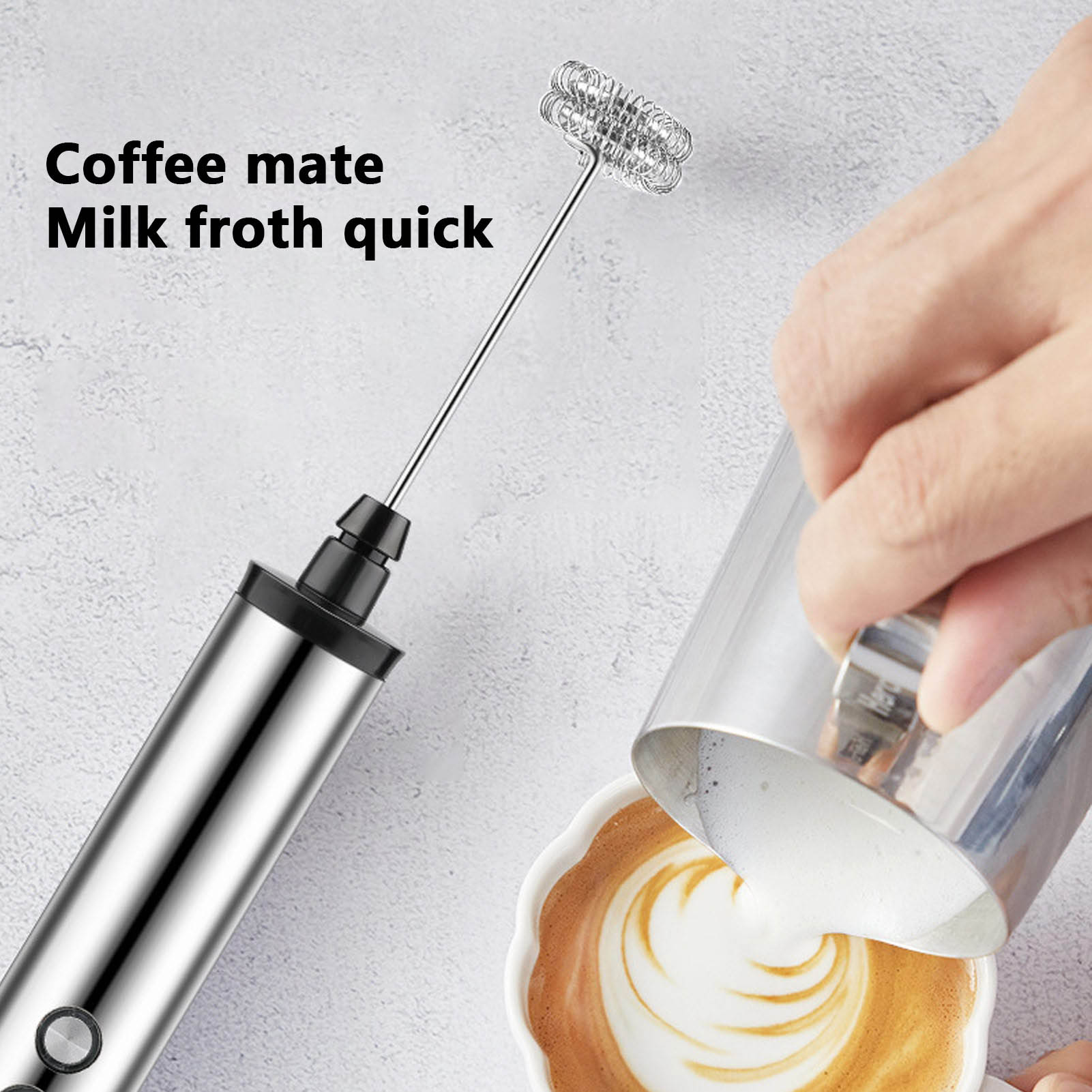 Hand schäumt Milch in Kaffee. Edelstahl-Milchaufschäumer und Tasse mit Latte Art.