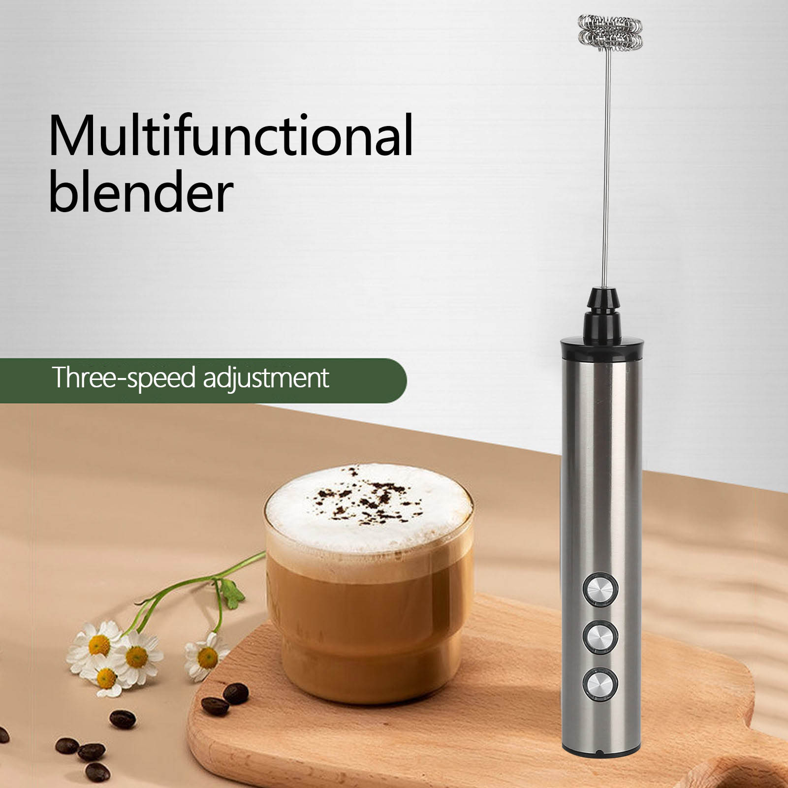 Ein silberner Mixer mit Kaffee im Glas, auf einem Holzbrett mit Blumen und Bohnen.