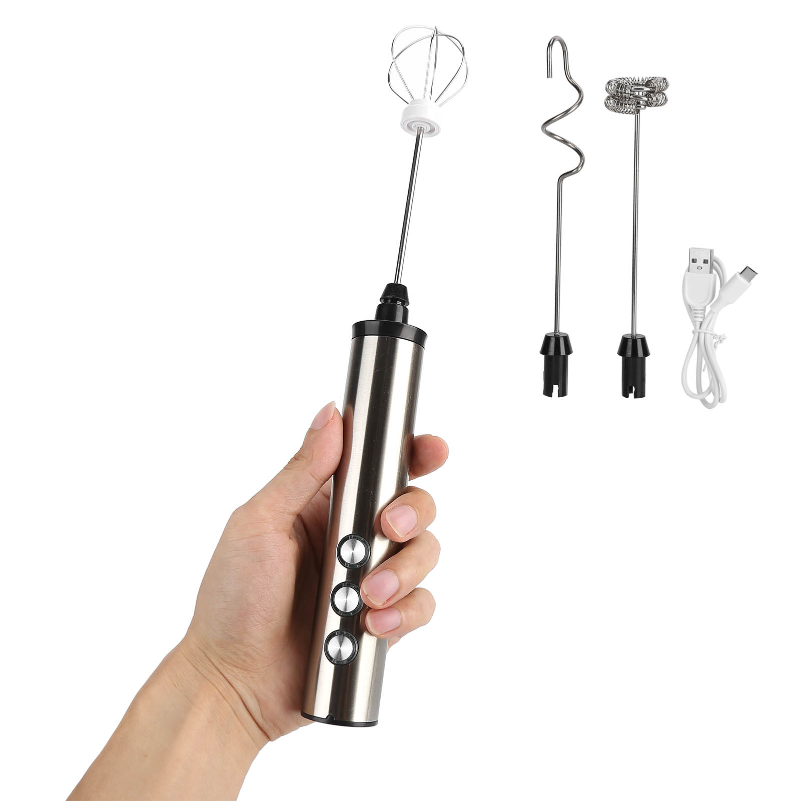 Hand hält einen silbernen Handmixer mit zwei verschiedenen Aufsätzen und einem USB-Kabel.