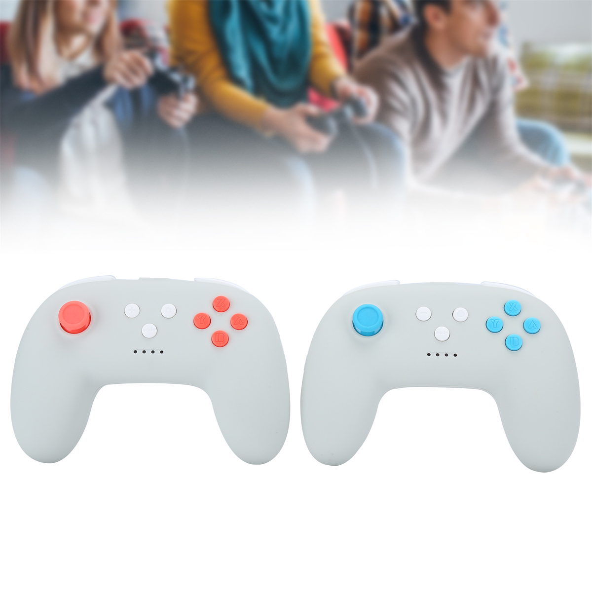 Zwei graue Gamecontroller mit roten und blauen Knöpfen. Personen im Hintergrund spielen.