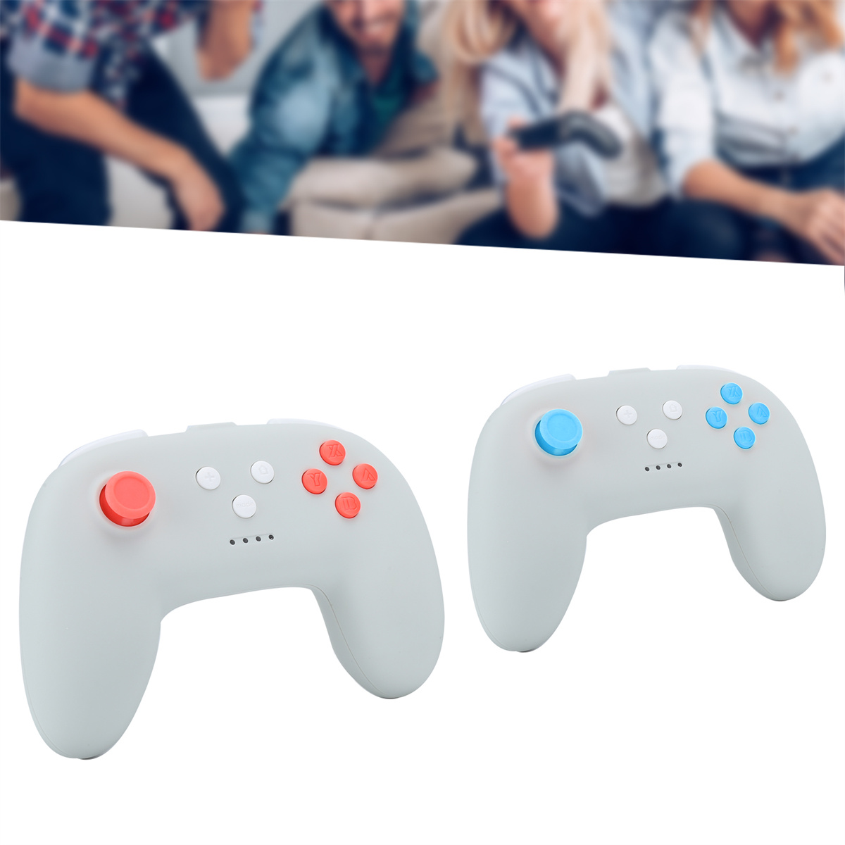 Zwei graue Gamecontroller mit roten und blauen Knöpfen, vor Personen.