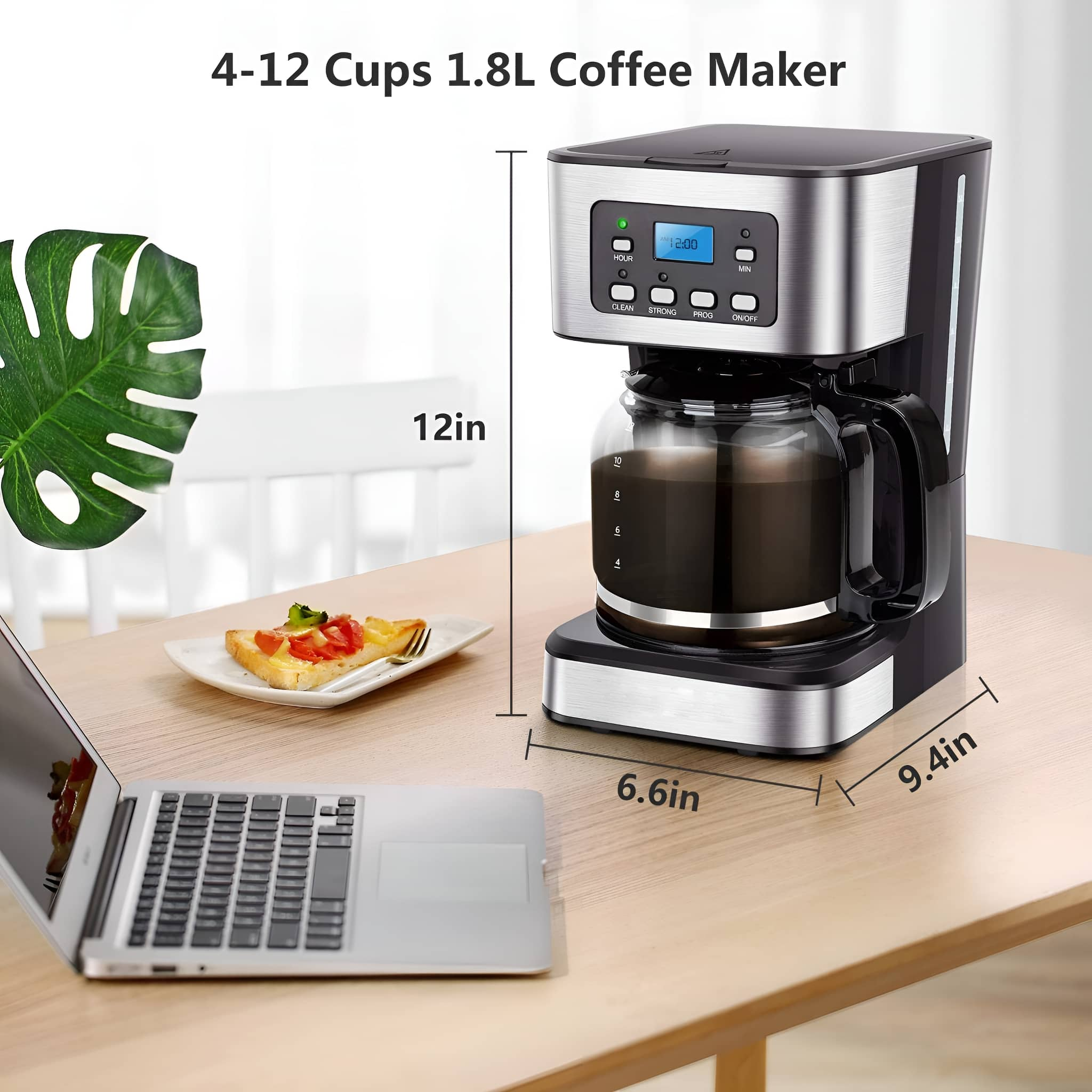 Kaffeemaschine auf einem Holztisch mit einem Laptop und einem Teller mit Essen. Abmessungen in Zoll sind angegeben.