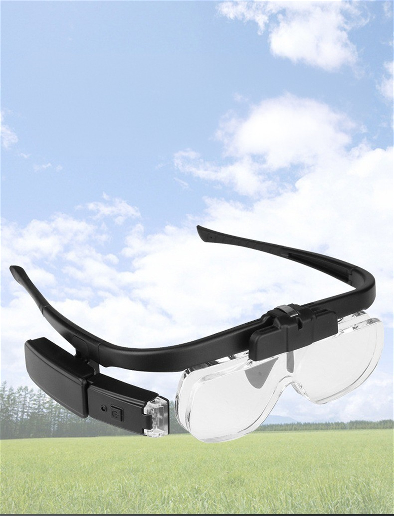 Schwarze Brille mit Licht und Lupenlinse. Himmel und grünes Feld im Hintergrund.