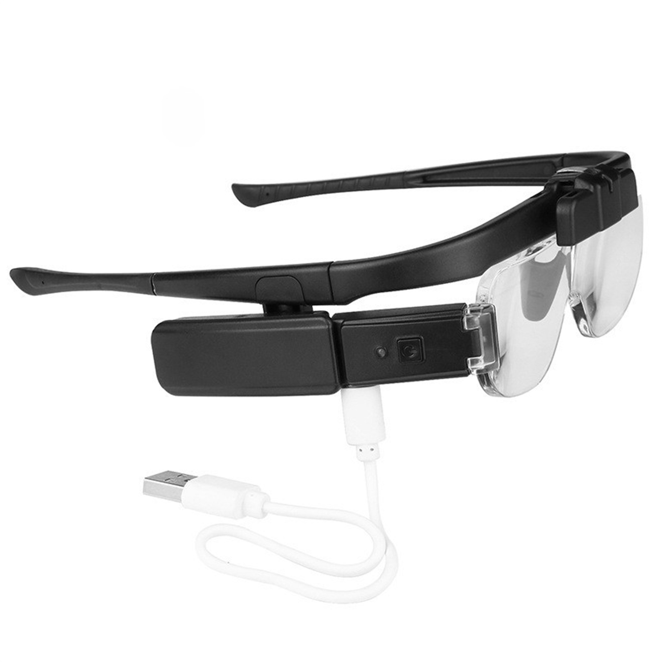 Schwarze Smart-Brille mit USB-Kabel. Die Brille befindet sich auf einer weißen Oberfläche.