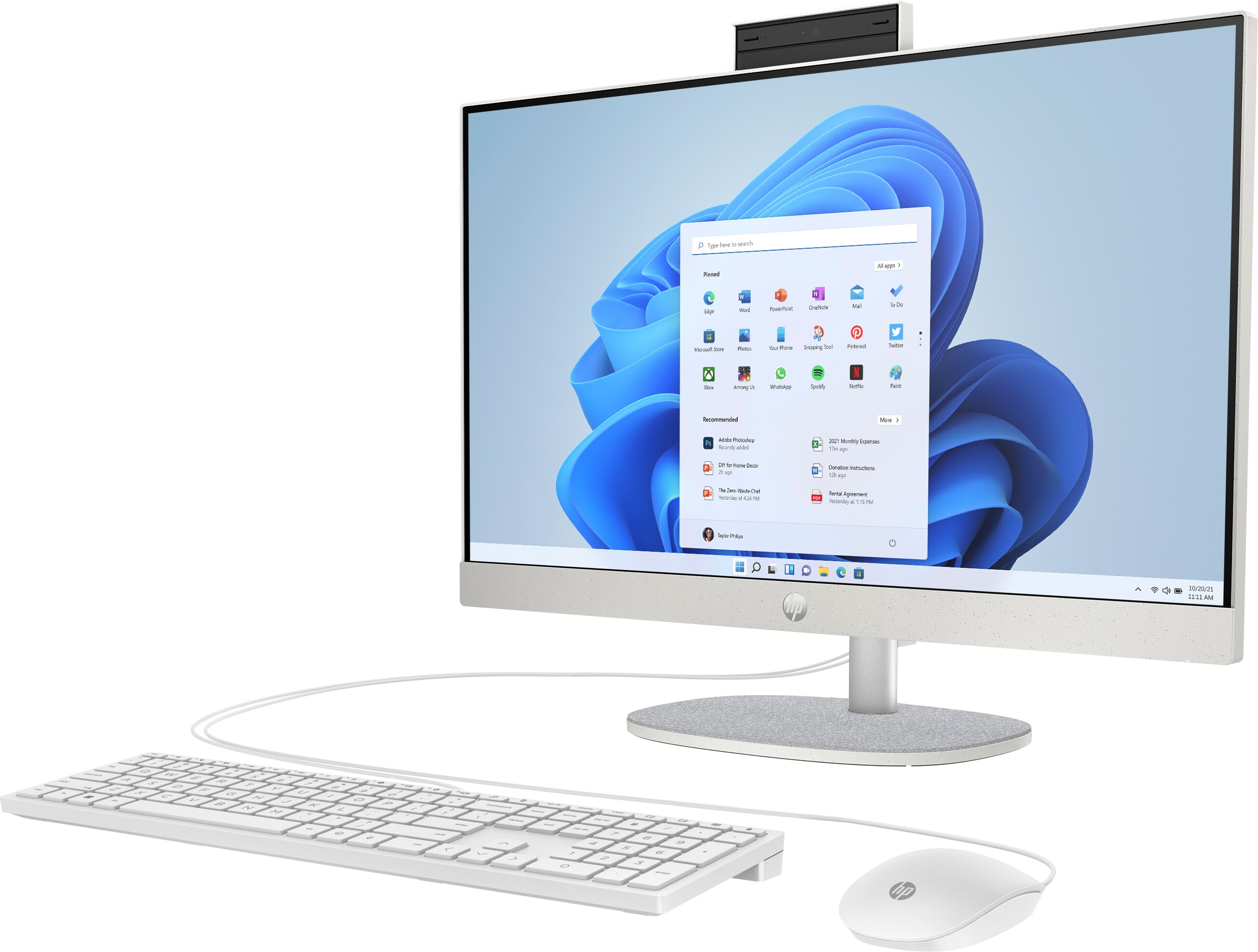 Komputer stacjonarny HP all-in-one z klawiaturą i myszą. Ekran wyświetla interfejs systemu Windows 11.