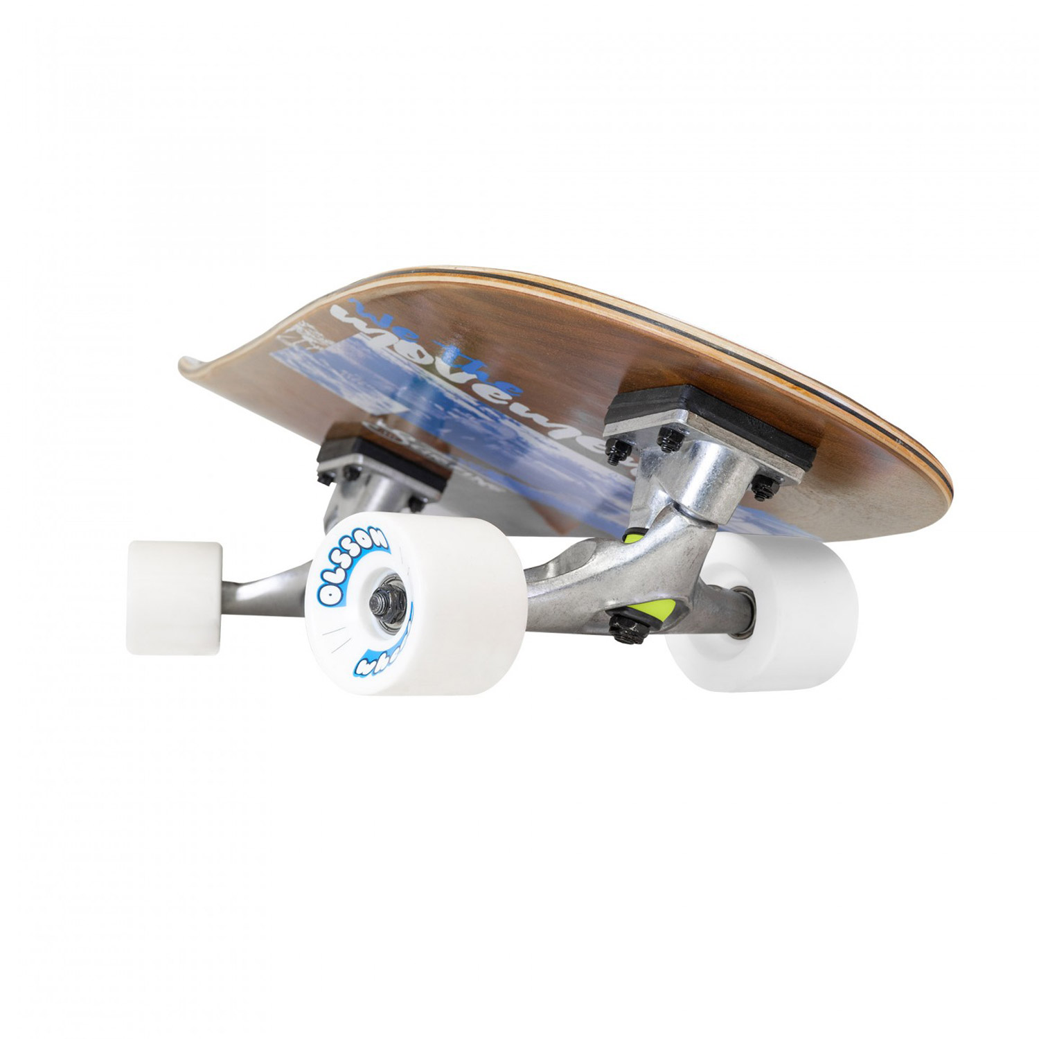 Patineta de madera con ruedas blancas sobre fondo blanco.