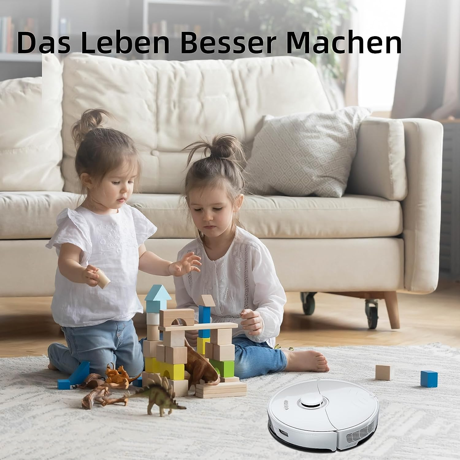 Zwei Kinder spielen mit Bauklötzen, ein Roboter-Staubsauger in der Ecke.