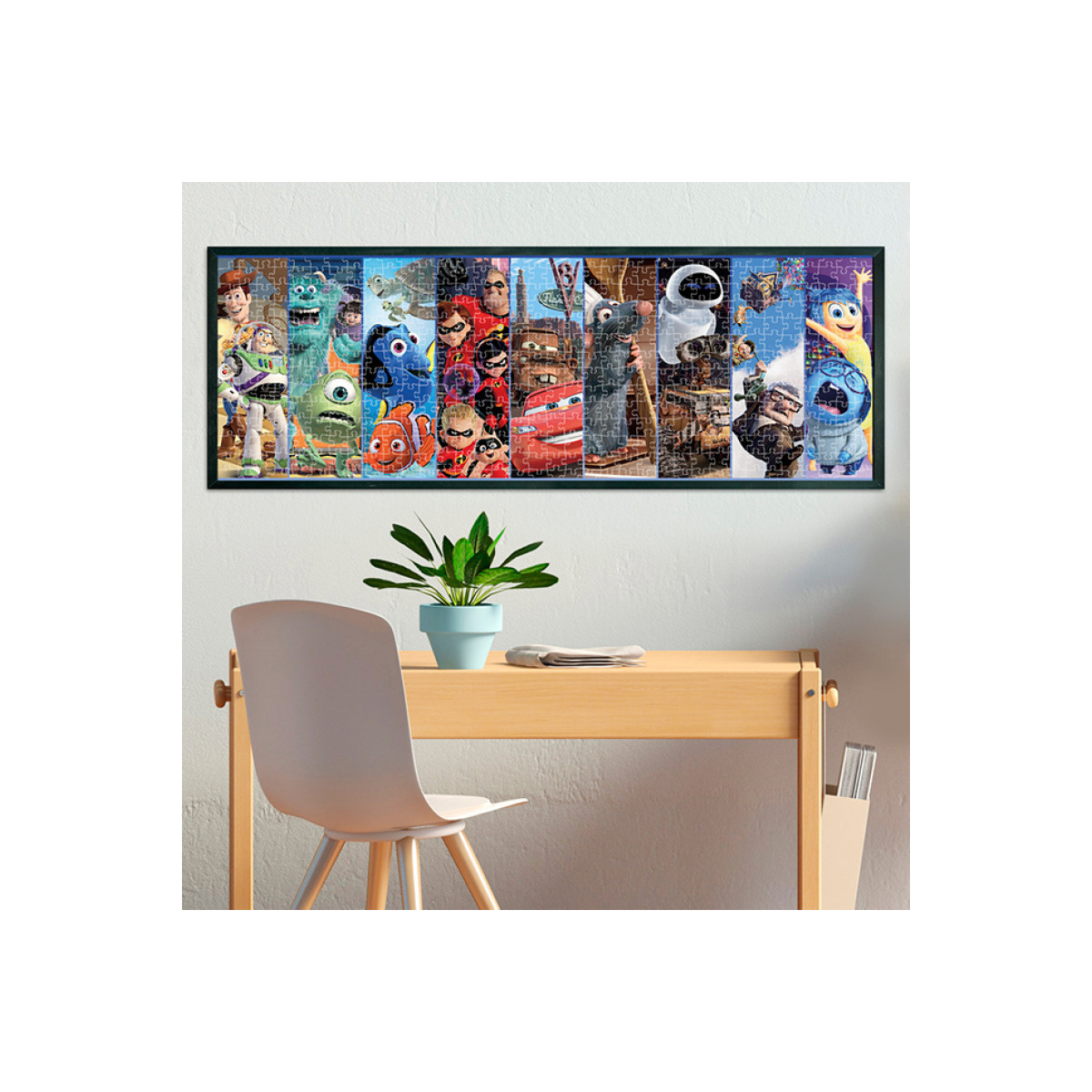 Un puzzle completato con più personaggi Disney incorniciato su un muro, con un tavolo e una pianta.