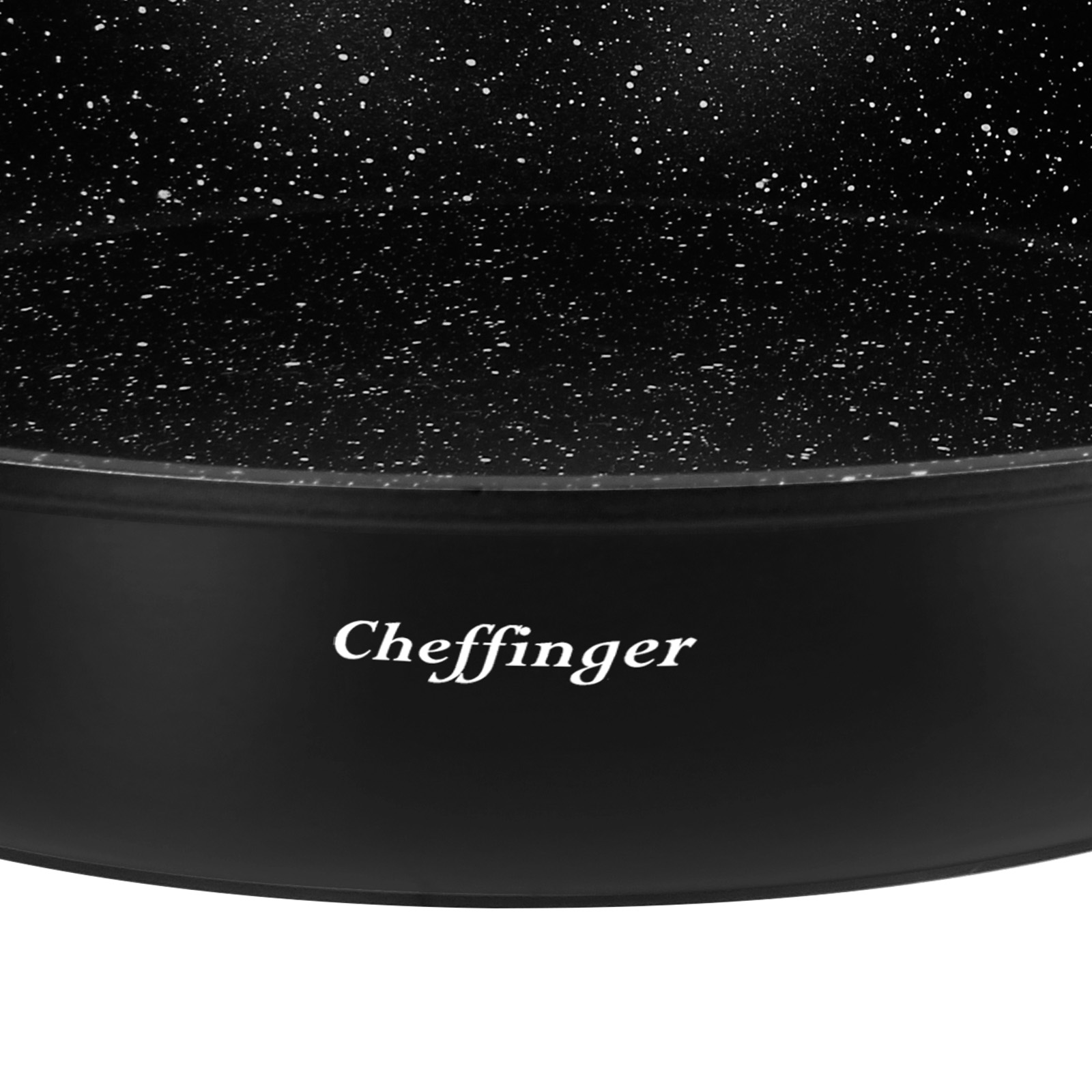 Nahaufnahme einer schwarzen Pfanne mit weißen Sprenkeln; das Wort 'Cheffinger' ist gedruckt.
