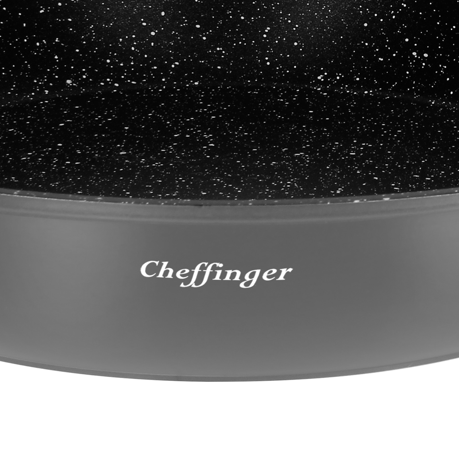 Nahaufnahme einer Antihaftpfanne mit gesprenkelter schwarzer Oberfläche und dem Wort 'Cheffinger'.