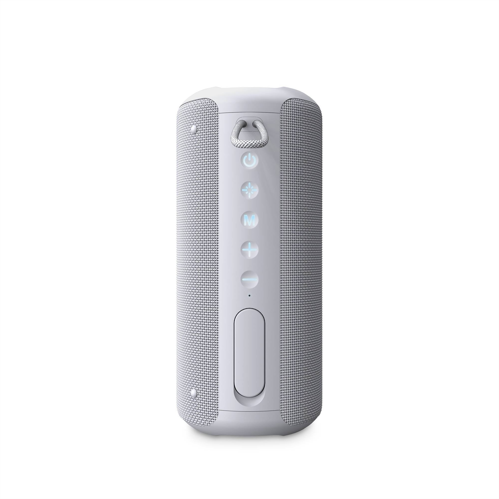 Altavoz portátil blanco con botones. Tiene un asa en la parte superior y una superficie de malla gris.