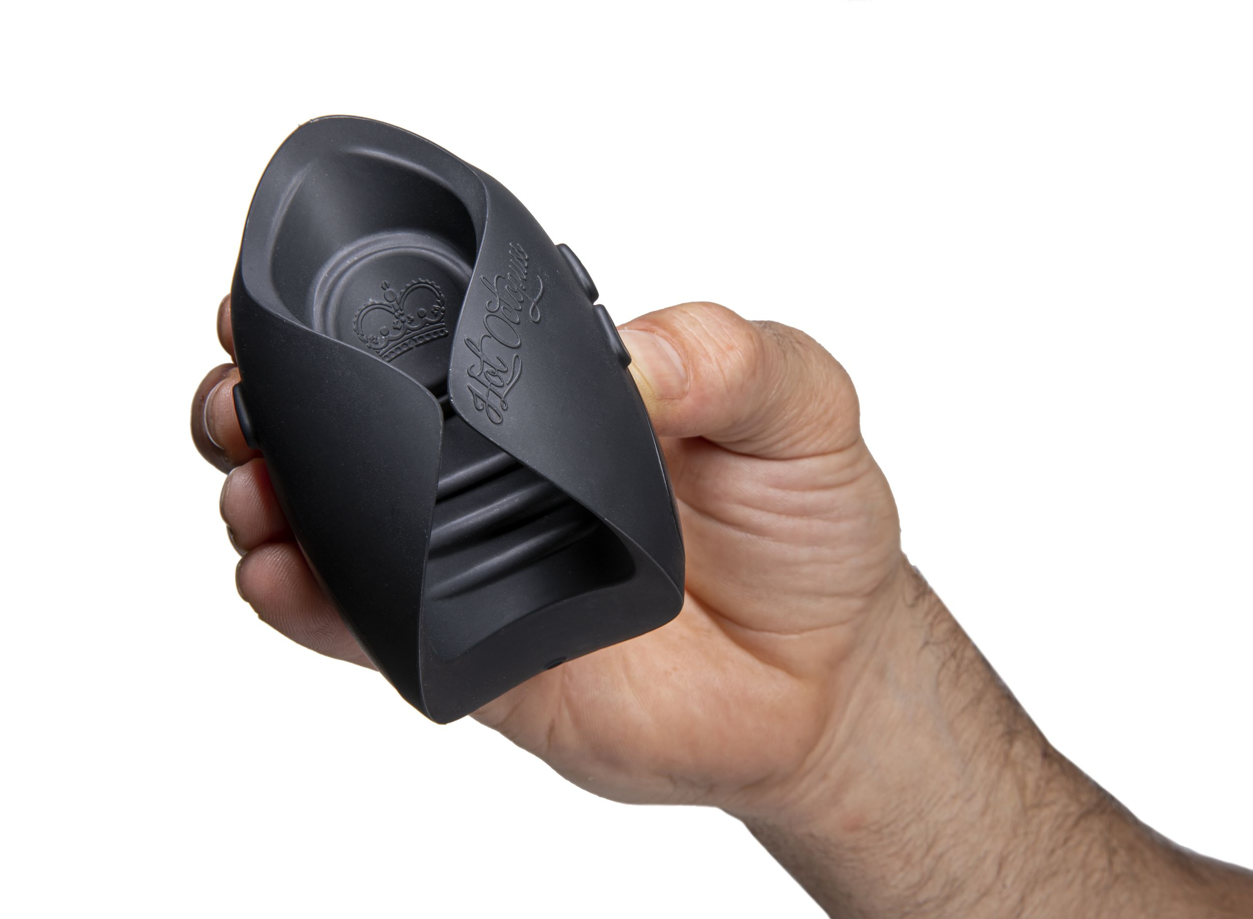 Czarna zabawka erotyczna trzymana w dłoni. Zabawka ma żebrowaną konstrukcję i logo.