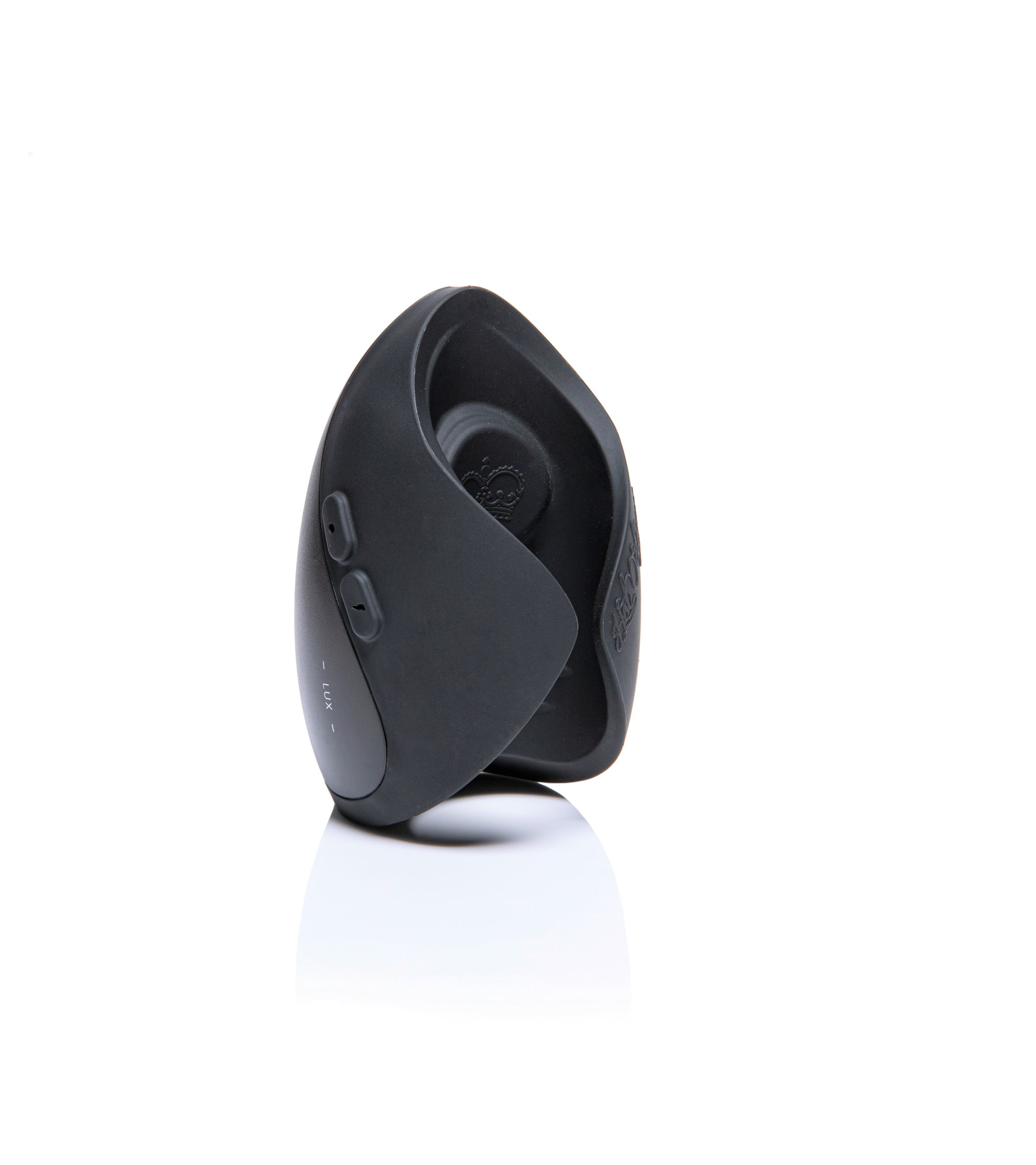 Czarna zabawka erotyczna leży na białej powierzchni. Ma dwa przyciski i jest zakrzywiona.