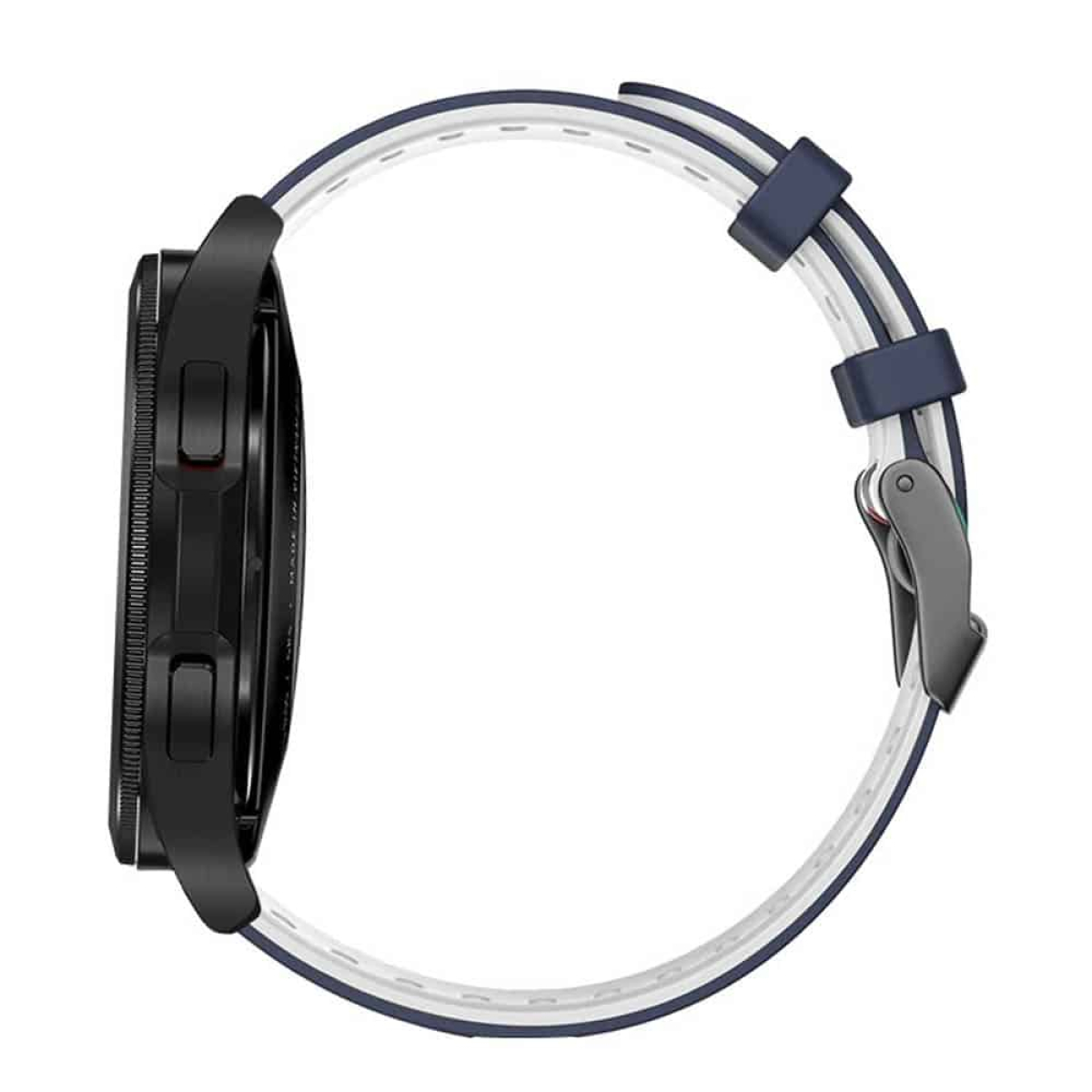 Eine schwarze Smartwatch mit weiß-blauem Armband auf weißem Hintergrund.
