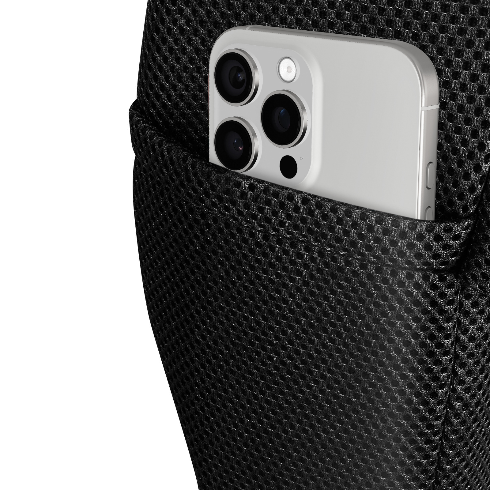 Ein Telefon in einer schwarzen Netztasche, die Kamera ist sichtbar.