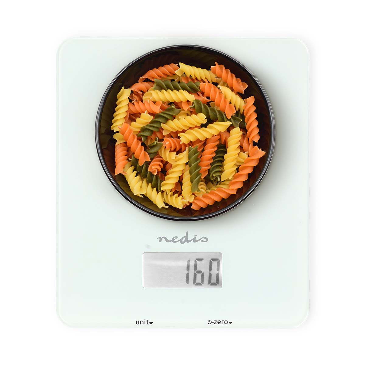 Eine Waage mit einer schwarzen Schüssel mit dreifarbiger Pasta. Sie zeigt 160 an.