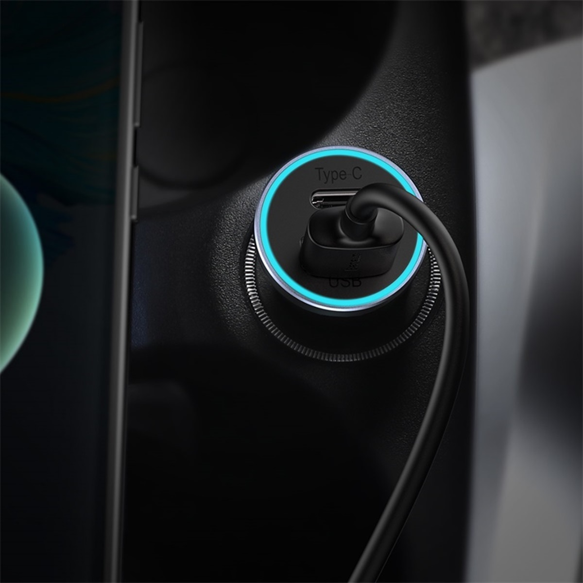 Czarna ładowarka samochodowa z portem USB-C. Niebieskie światło wokół portu. Czarne tło wnętrza.
