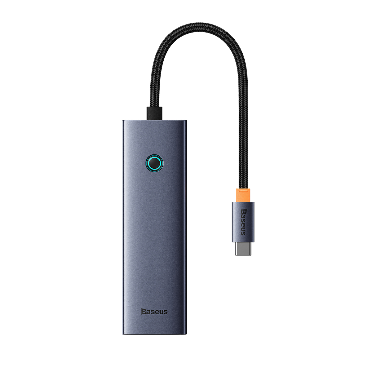 Een donkergrijze Baseus-adapter met een zwarte kabel. Een blauw lampje op de adapter.