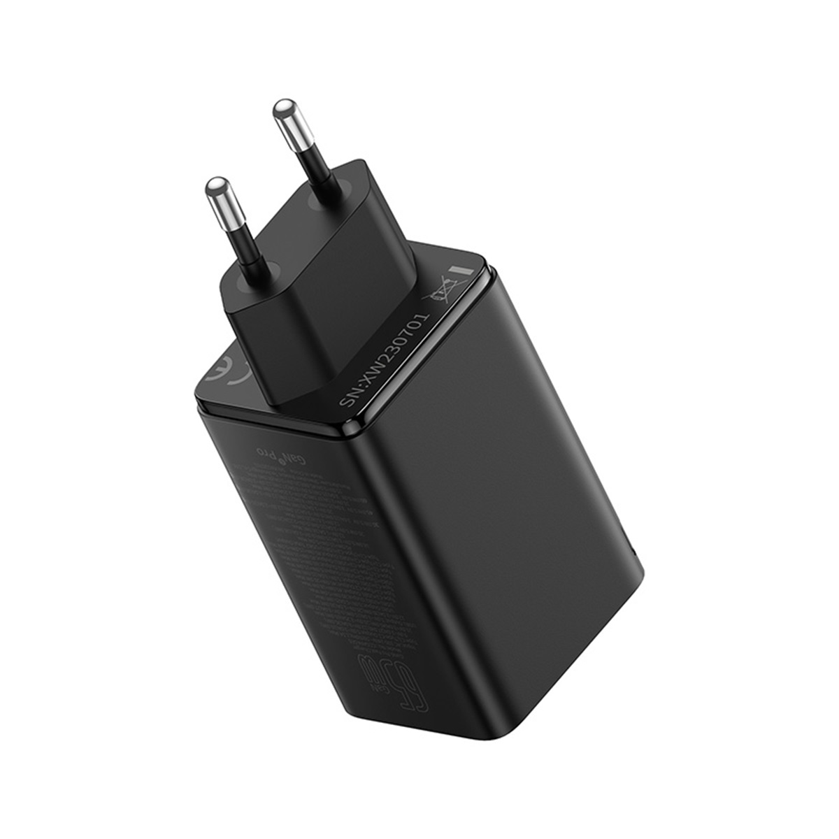 Chargeur de téléphone noir avec deux broches. Le chargeur a des informations imprimées dessus.