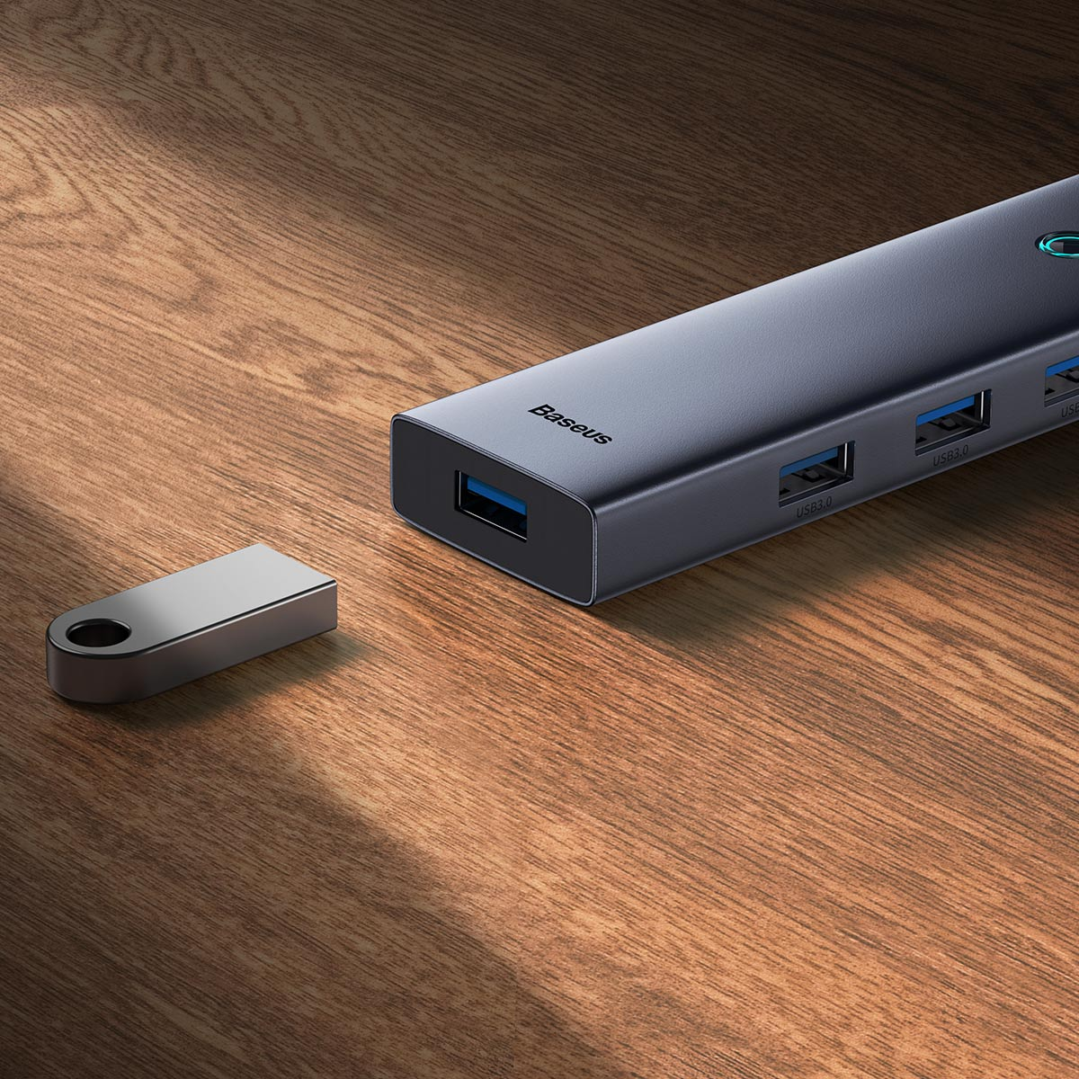 Baseus USB-C Hub met een USB-flashdrive. Houten tafel.