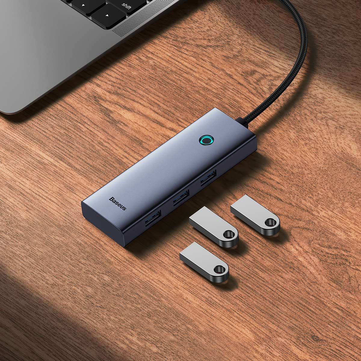 USB-C hub met 3 USB-drives op een houten bureau. Baseus-merk is zichtbaar op de hub.