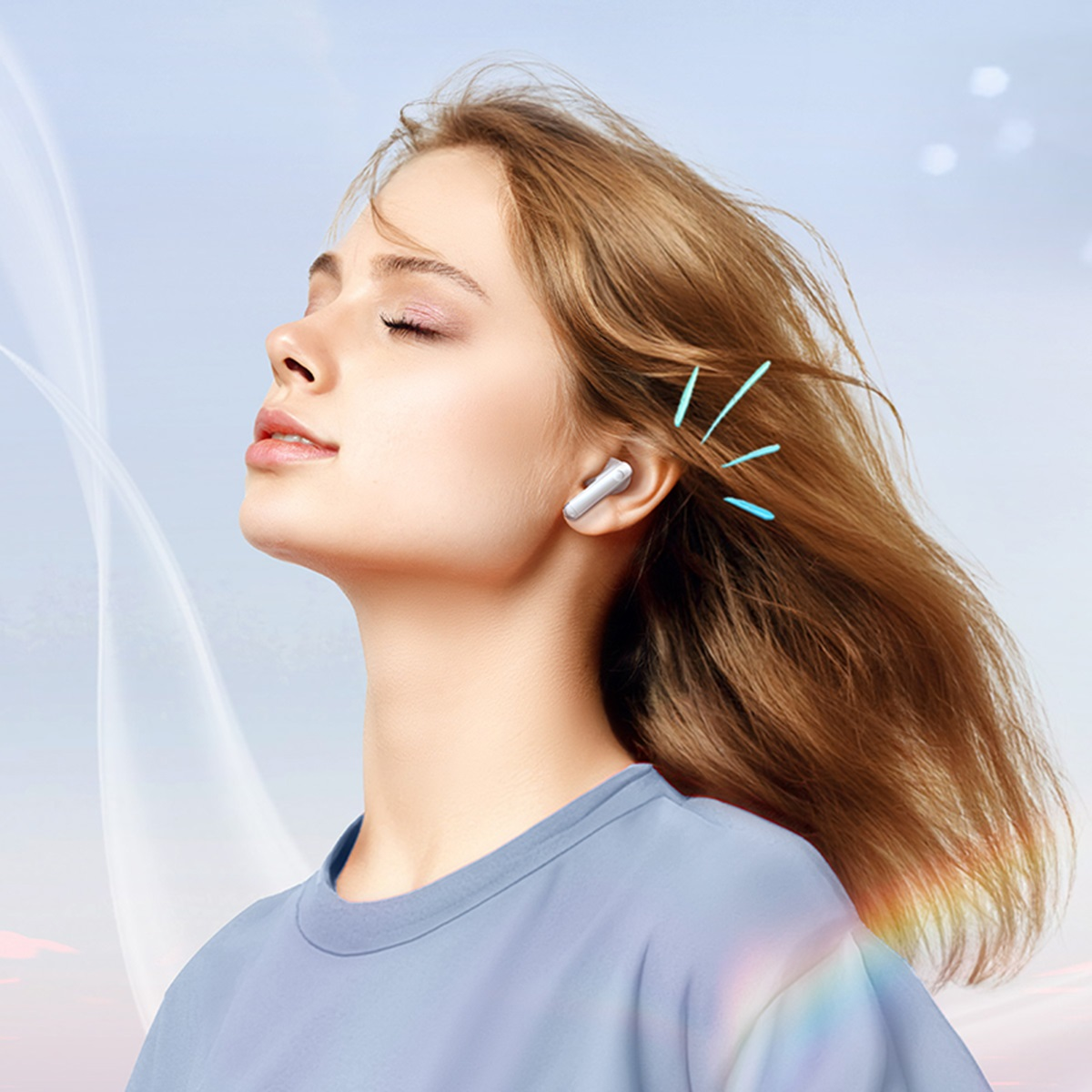 Una donna con auricolari bianchi, occhi chiusi e espressione sognante.