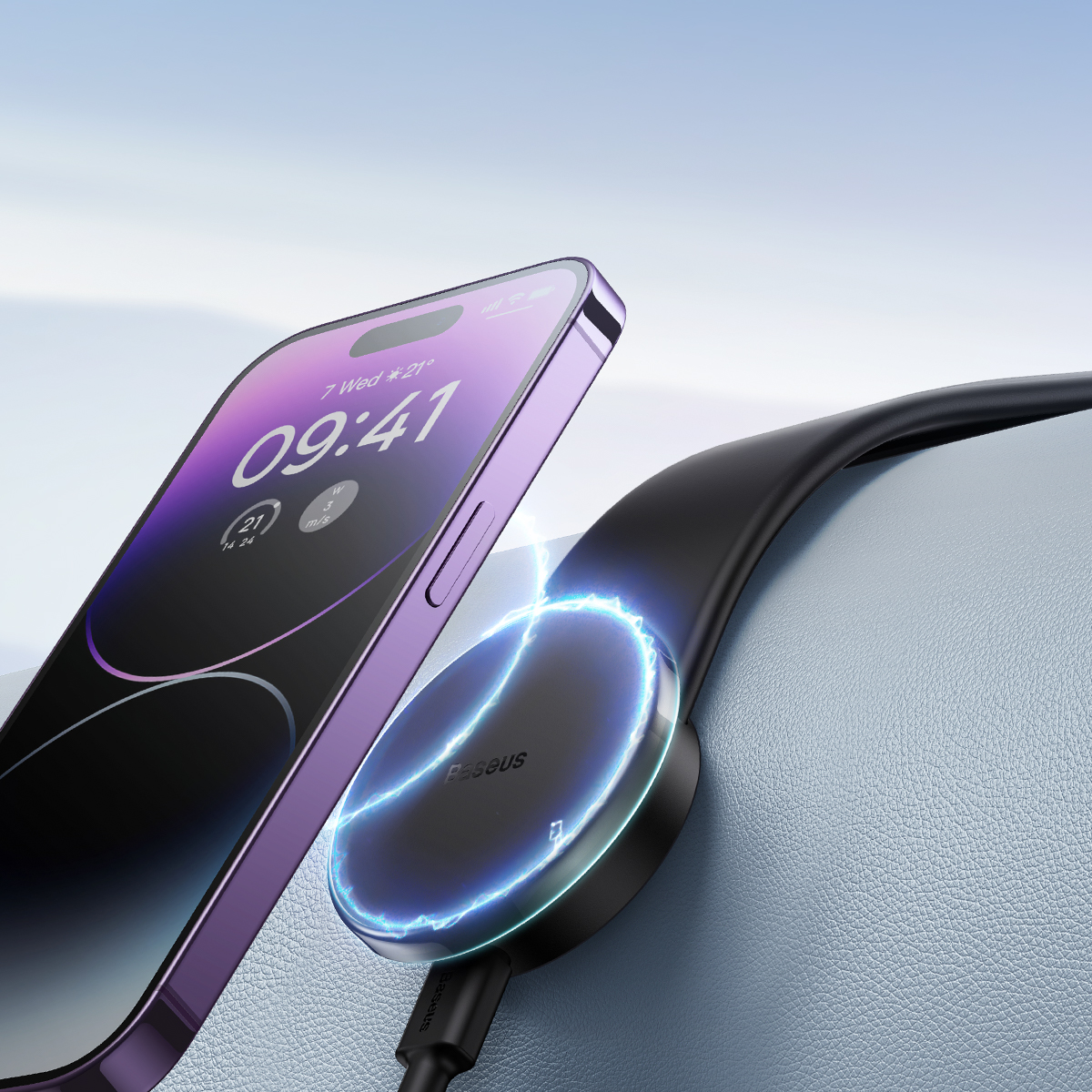 Paarse telefoon die draadloos oplaadt via een Baseus oplaadbasis. Een zwarte smartwatch laadt ook op.