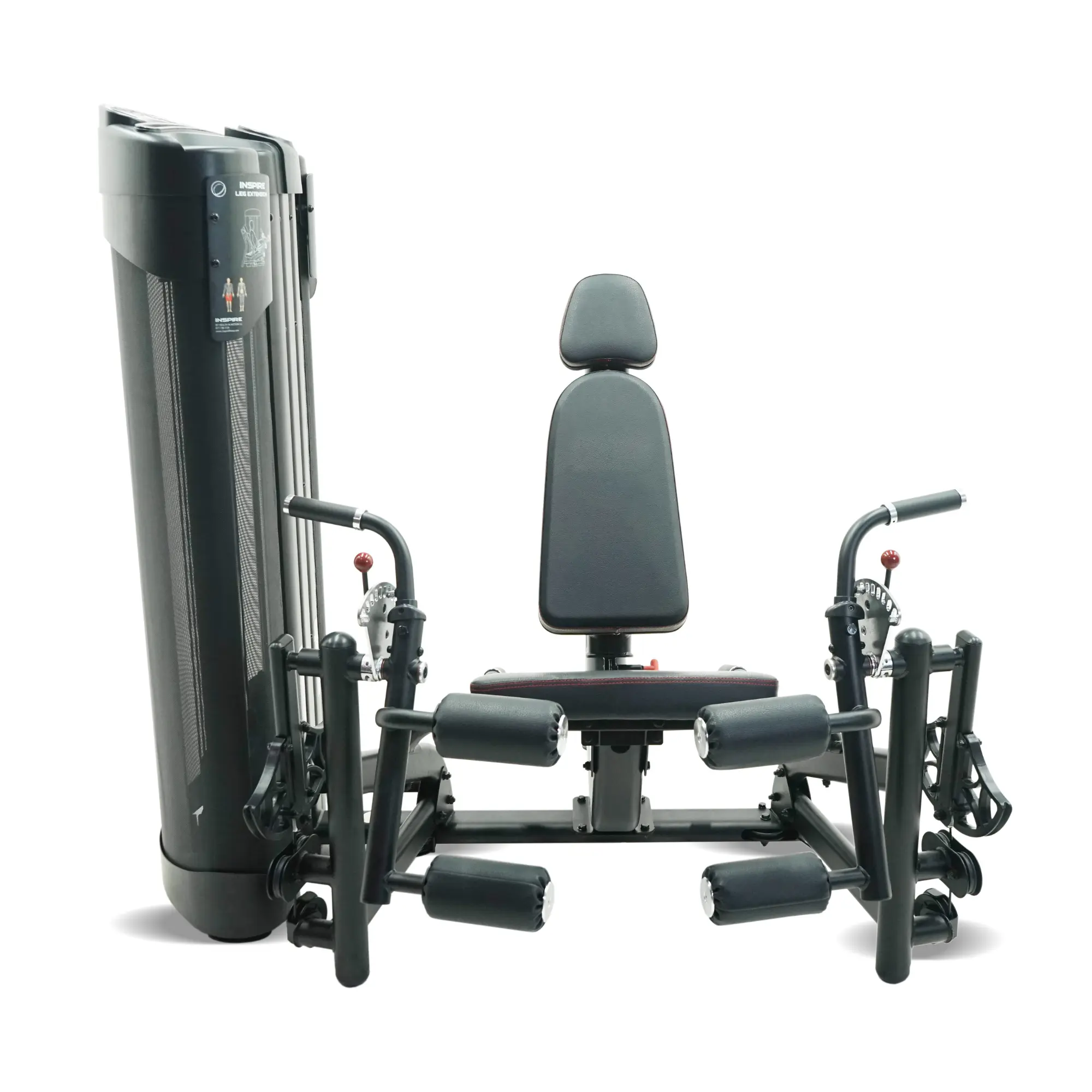 Zwarte trainingsmachine met een zitting en beensteunen, tegen een witte achtergrond.