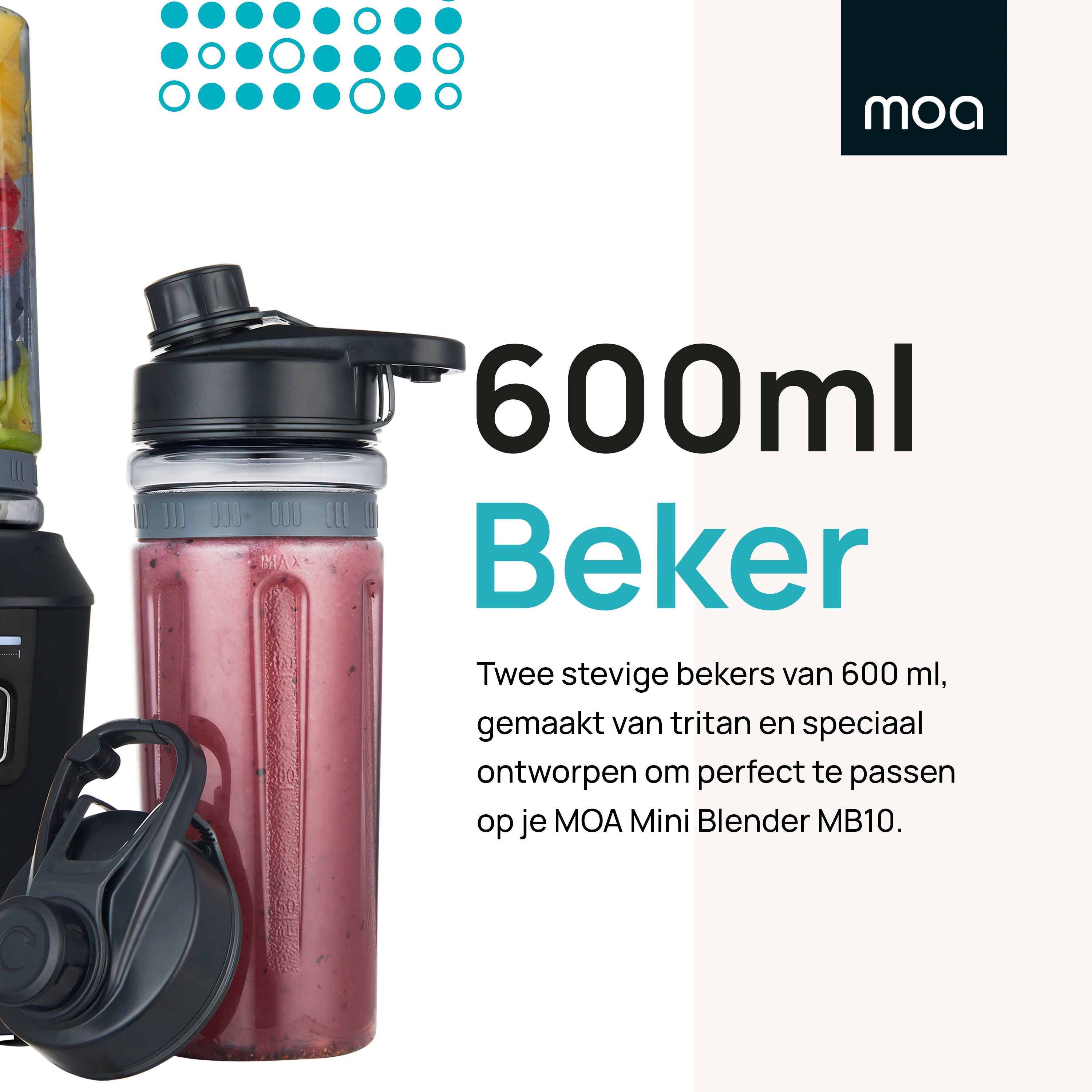 Een blender met een rode smoothie, een zwart deksel en een fles met een handvat.