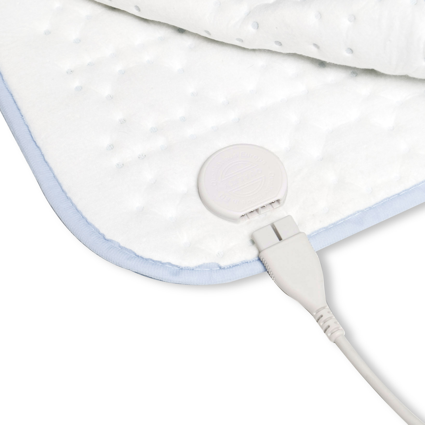 Witte elektrische deken met blauwe rand en netsnoer. Er is een witte bedieningseenheid aanwezig.