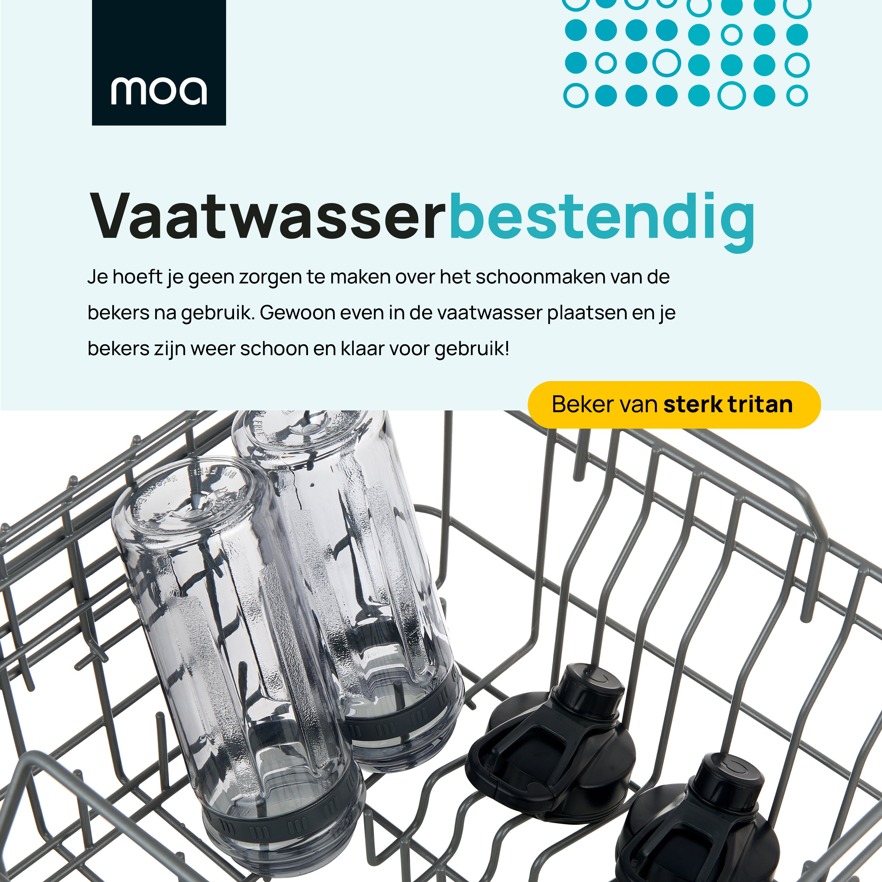 Vaatwasser met glazen en zwarte hulpstukken in een metalen rek.