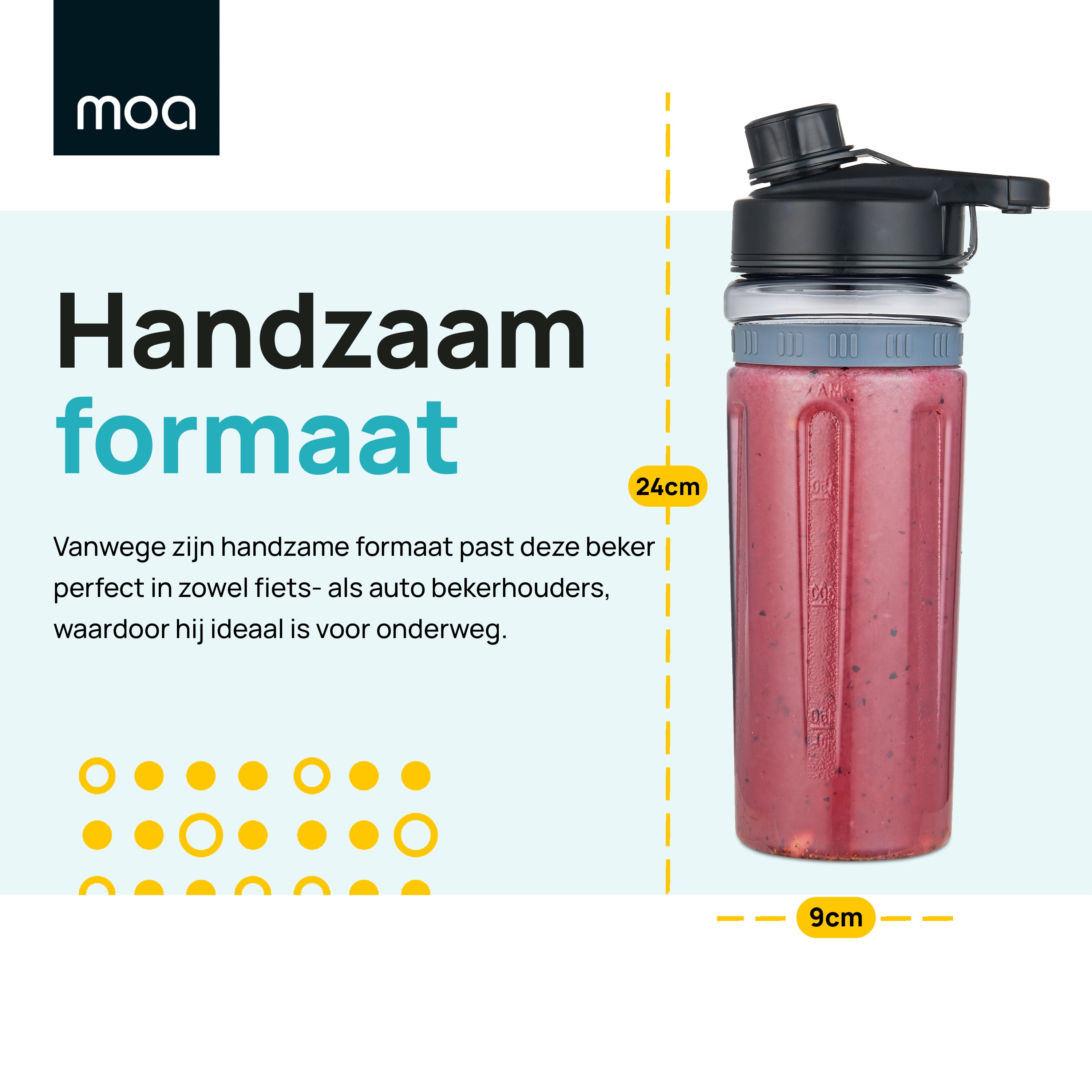 Een rode smoothie in een zwarte waterfles. Tekst in het Nederlands. Witte achtergrond.