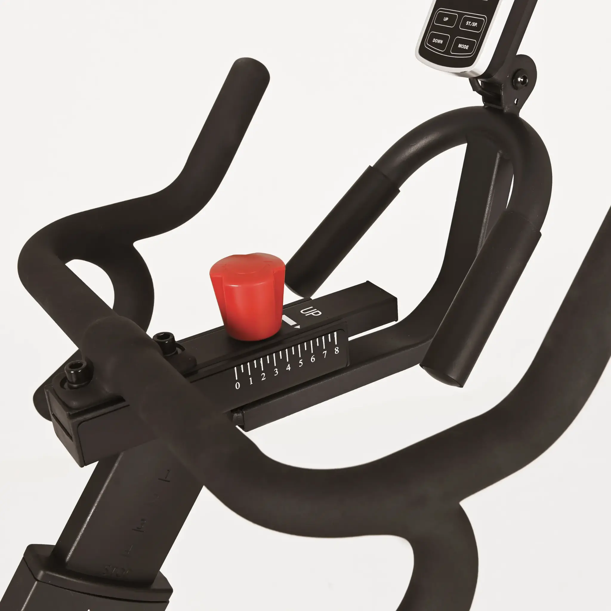 Close-up van de handvatten van een hometrainer met verstelknoppen en bedieningspaneel.