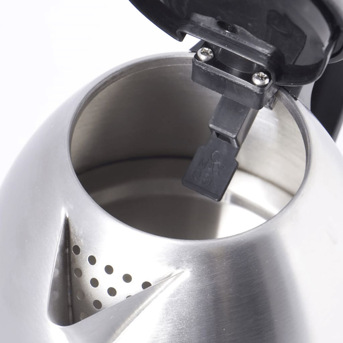Binnenkant van een waterkoker, bovenaanzicht, met zwart onderdeel.