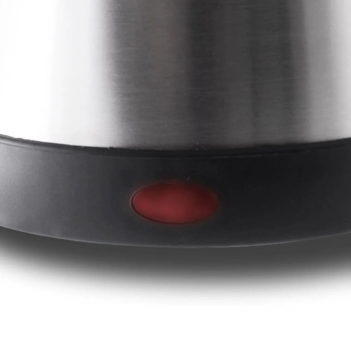 Close-up van een stalen waterkoker met rode aan/uit-knop.