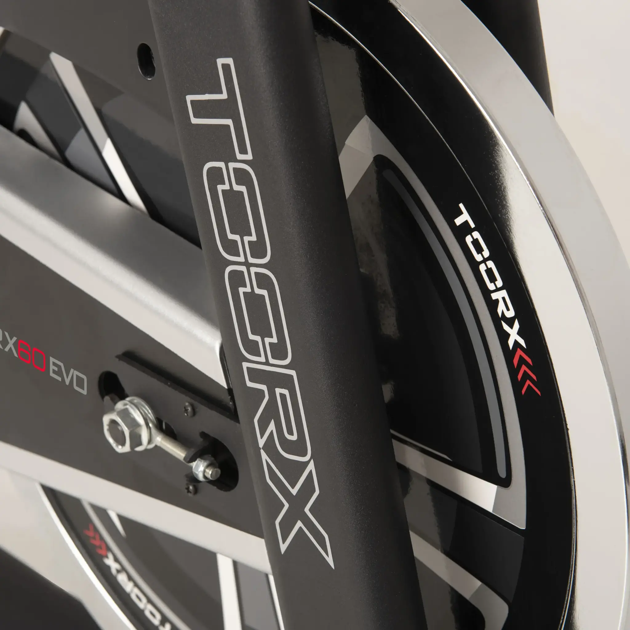 Close-up van een zwart spinningfietswiel met het woord TORX in het wit.