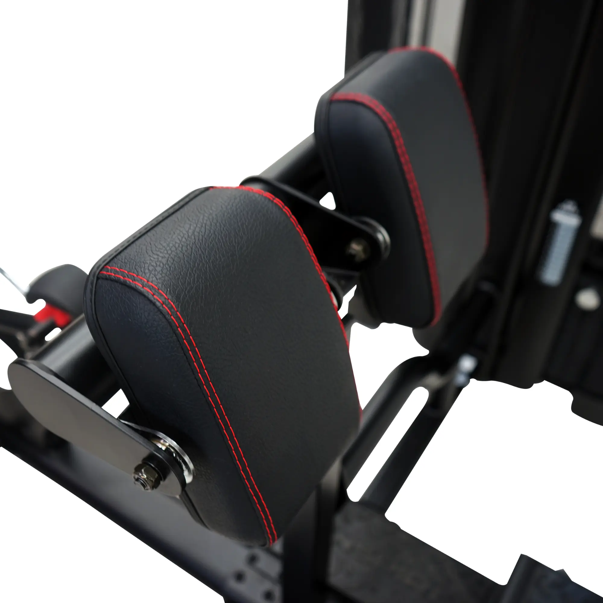 Zwarte fitnessmachine met twee zwarte zitkussens met rode stiksels.