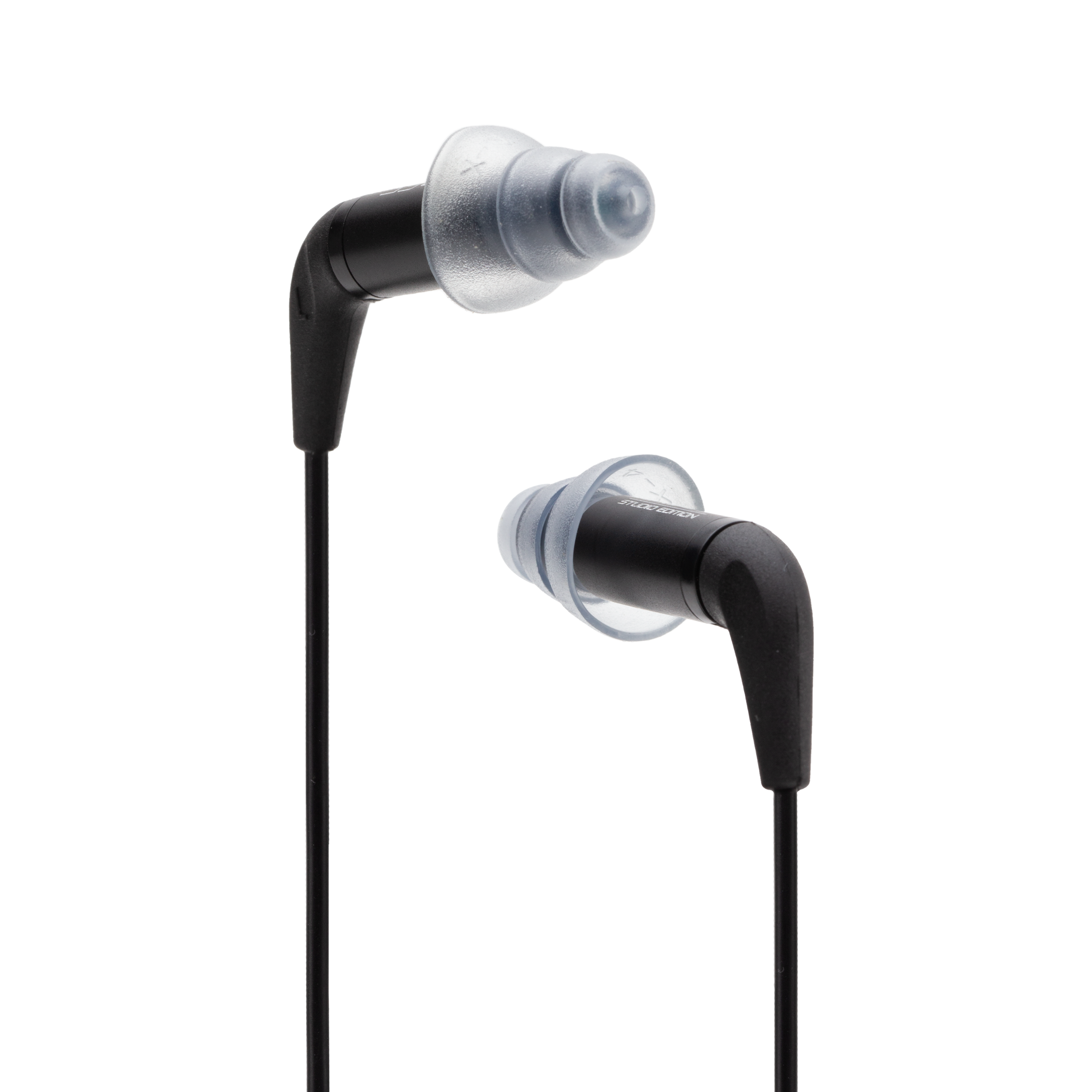 Twee zwarte in-ear-oortelefoons met doorzichtige oordopjes, geïsoleerd op een zwarte achtergrond.