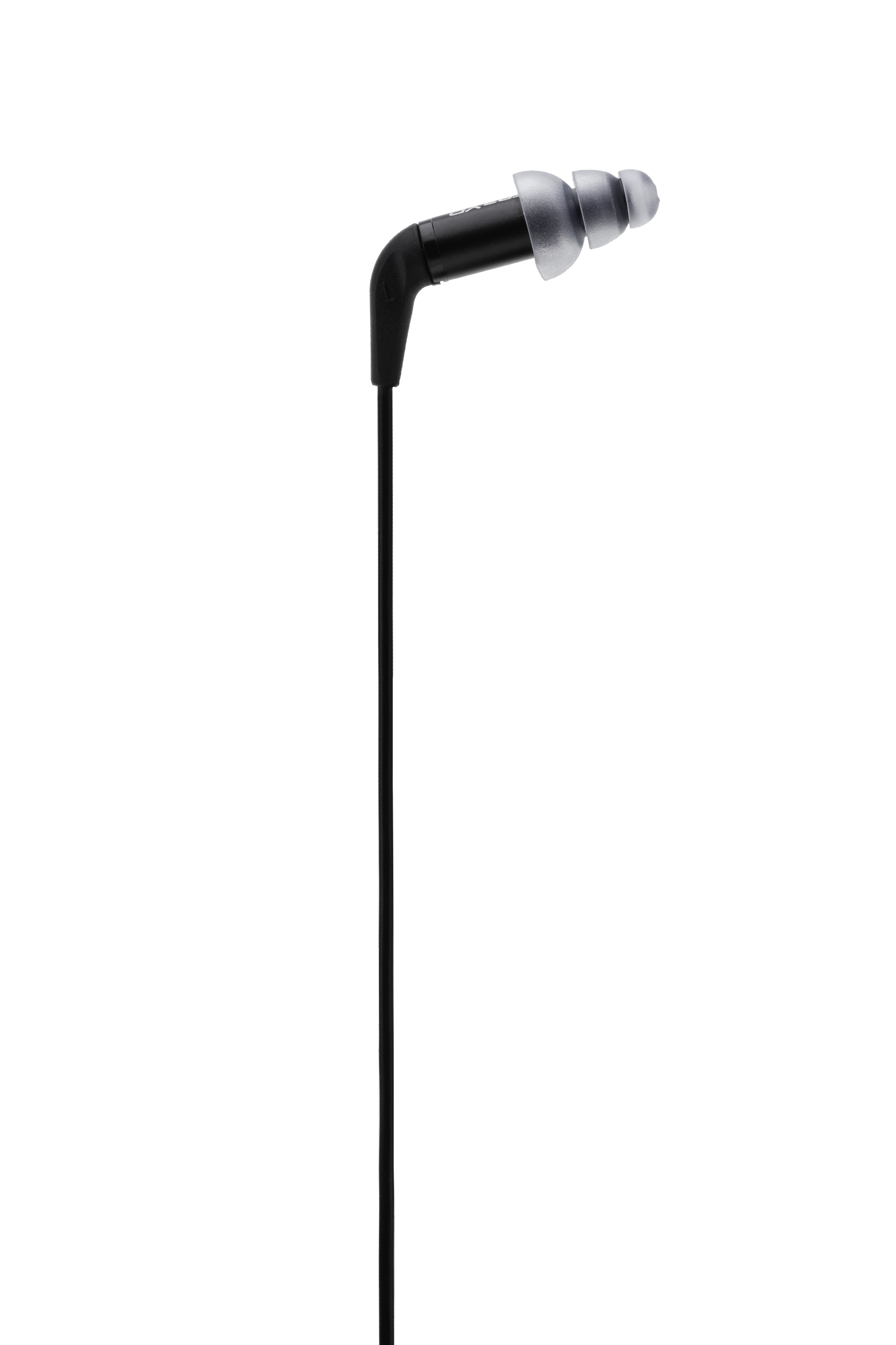 Oortelefoon met zwarte kabel en doorzichtige oortips. Witte achtergrond.